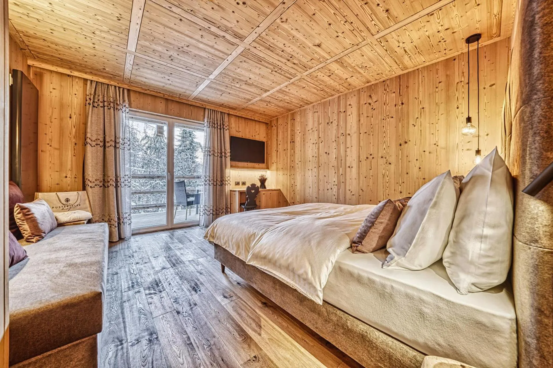 Decorative detail, Bed in Hotel Pustertalerhof