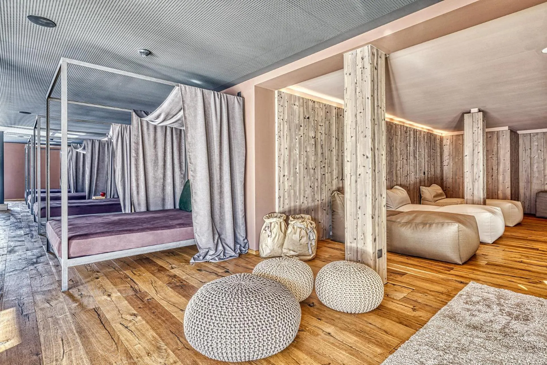 Decorative detail, Bed in Hotel Pustertalerhof