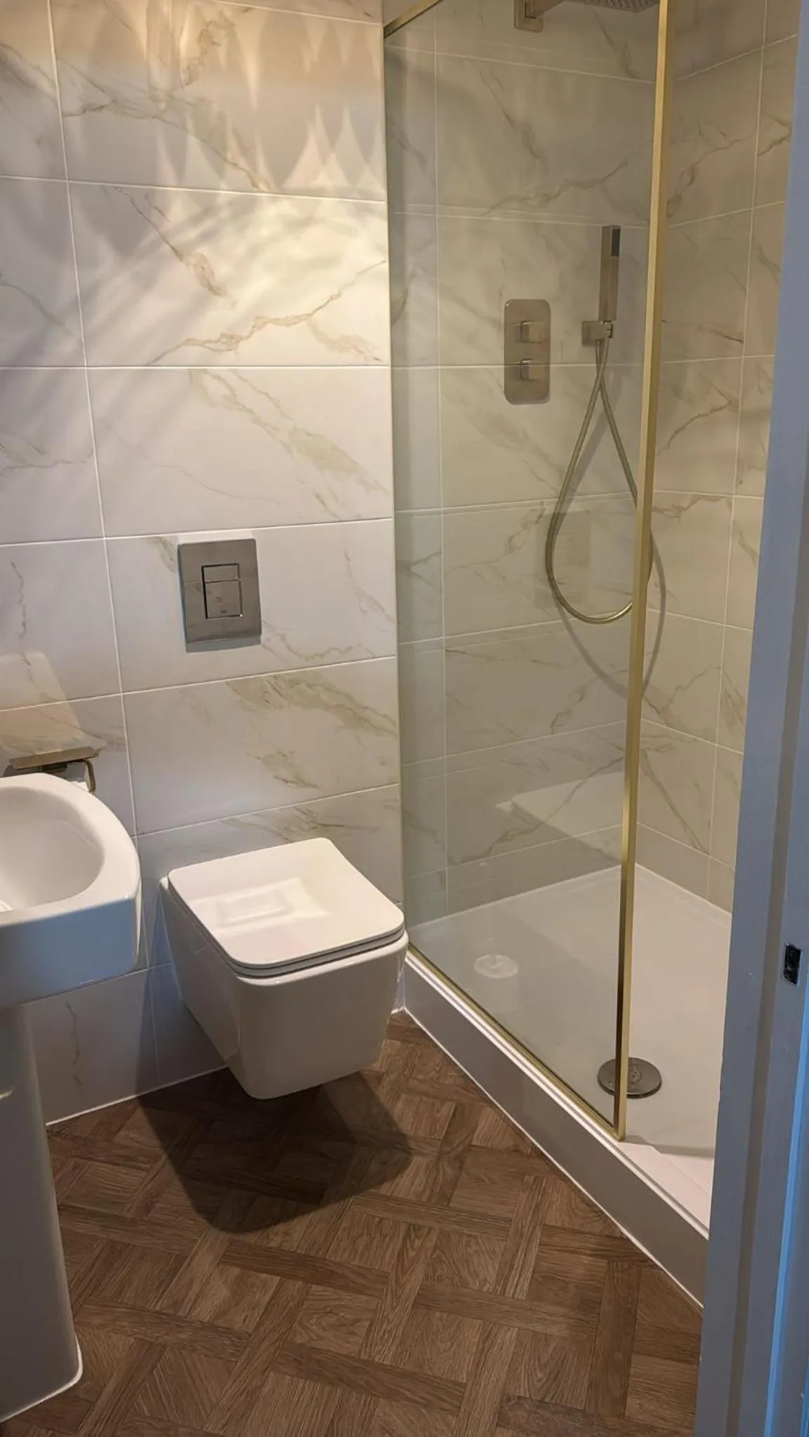 Shower in The Stratton House Hotel