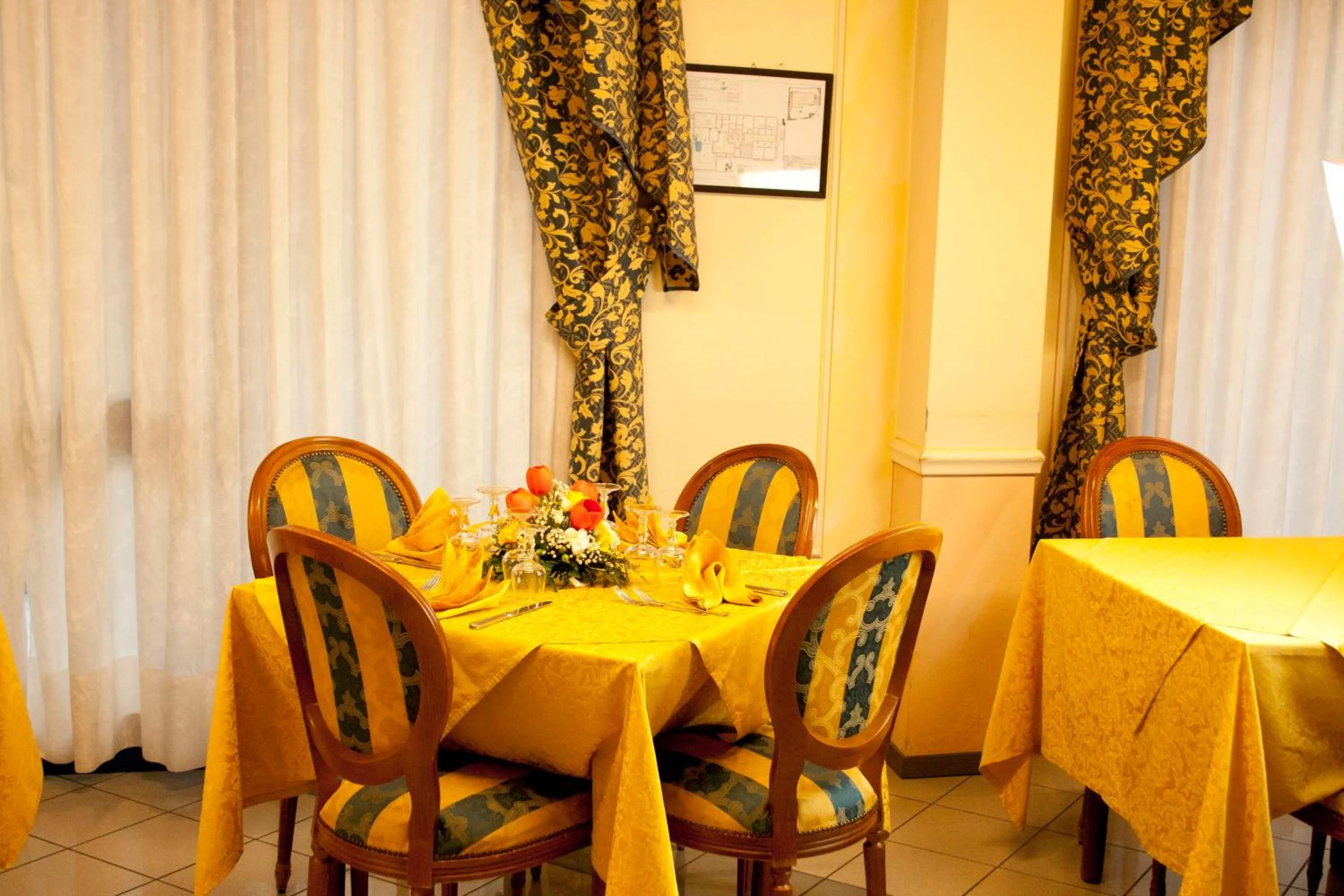 Restaurant/places to eat in Hotel Michelangelo