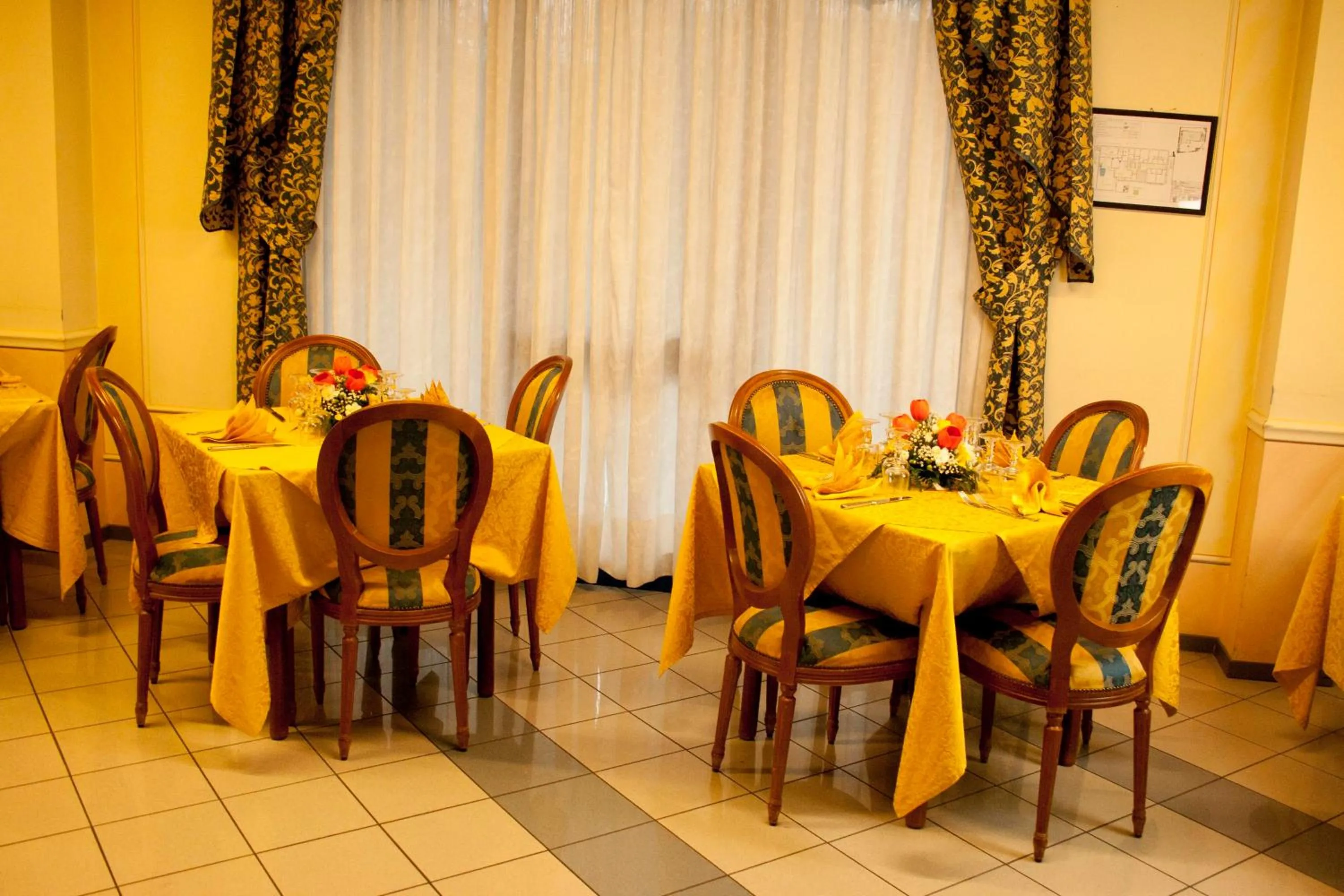 Restaurant/places to eat in Hotel Michelangelo