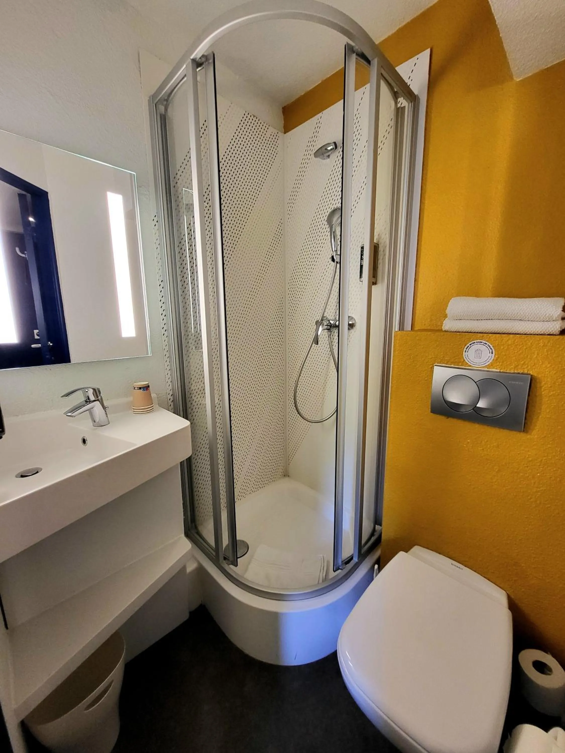 Shower in ibis budget Marne La Vallée Noisy Le Grand