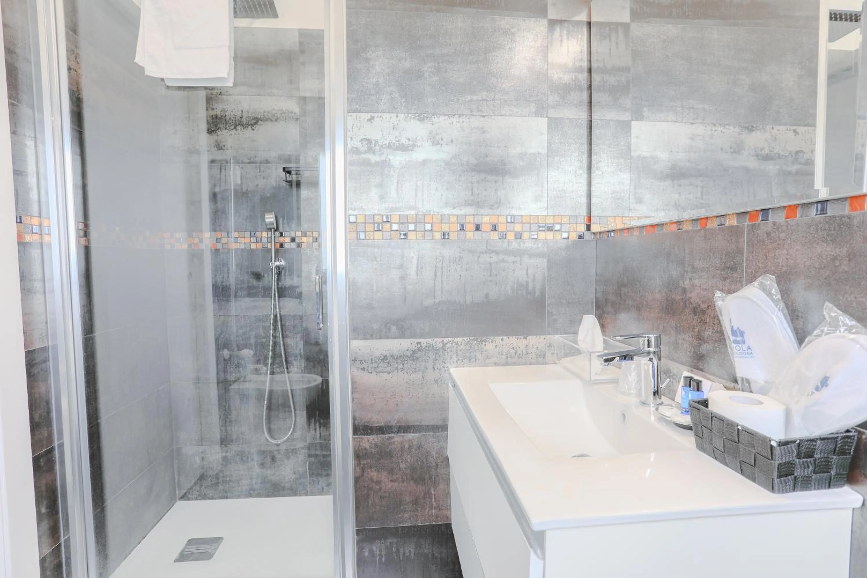 Shower in HOLABOLOGNA Luxury Rooms and Flats