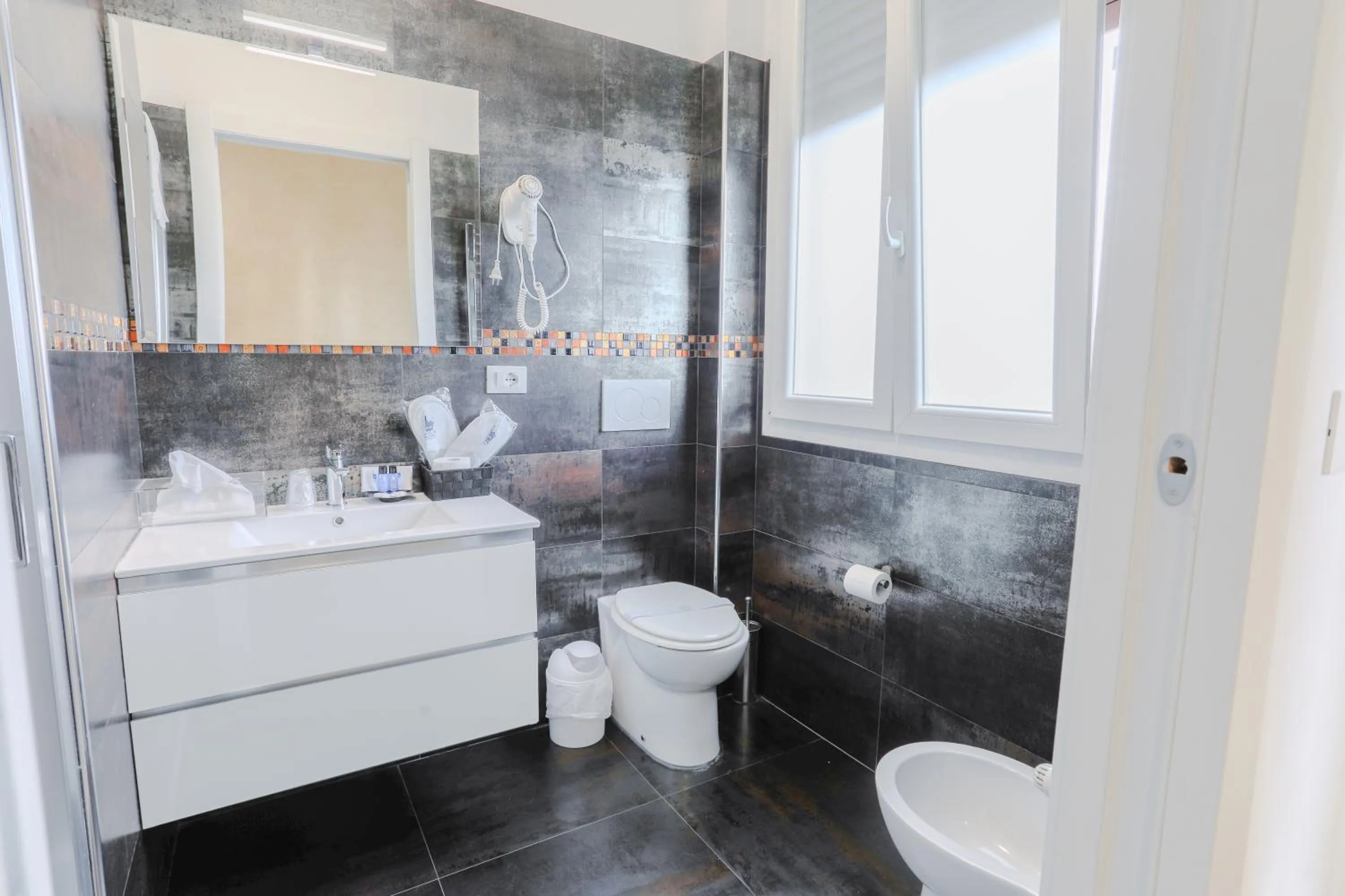 Toilet in HOLABOLOGNA Luxury Rooms and Flats