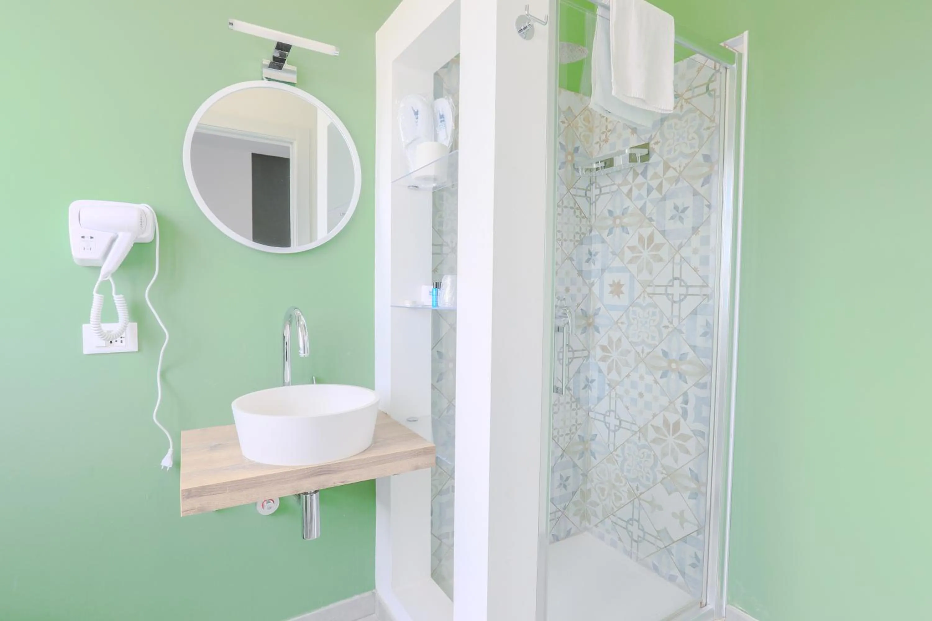 Shower in HOLABOLOGNA Luxury Rooms and Flats