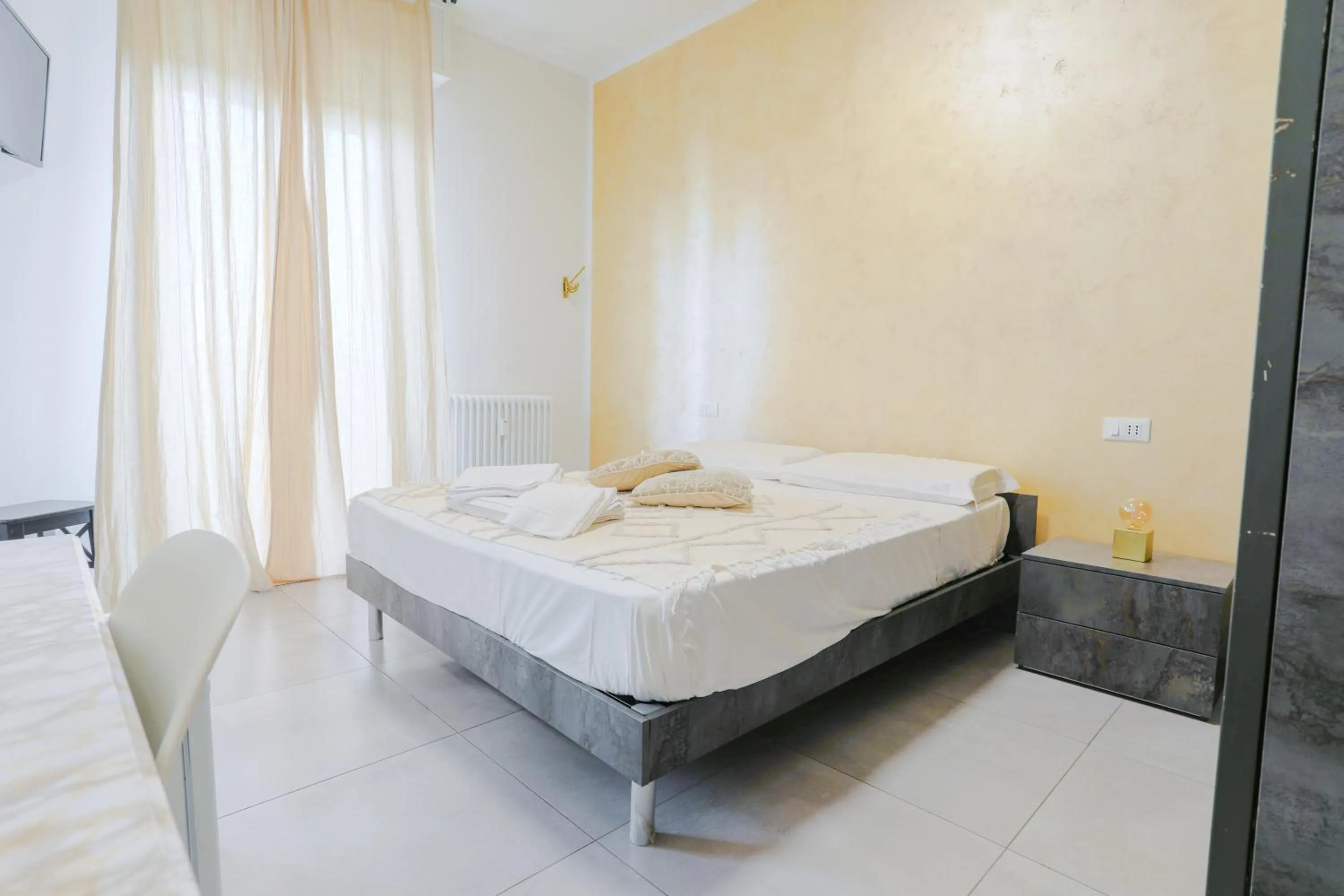 Bed in HOLABOLOGNA Luxury Rooms and Flats