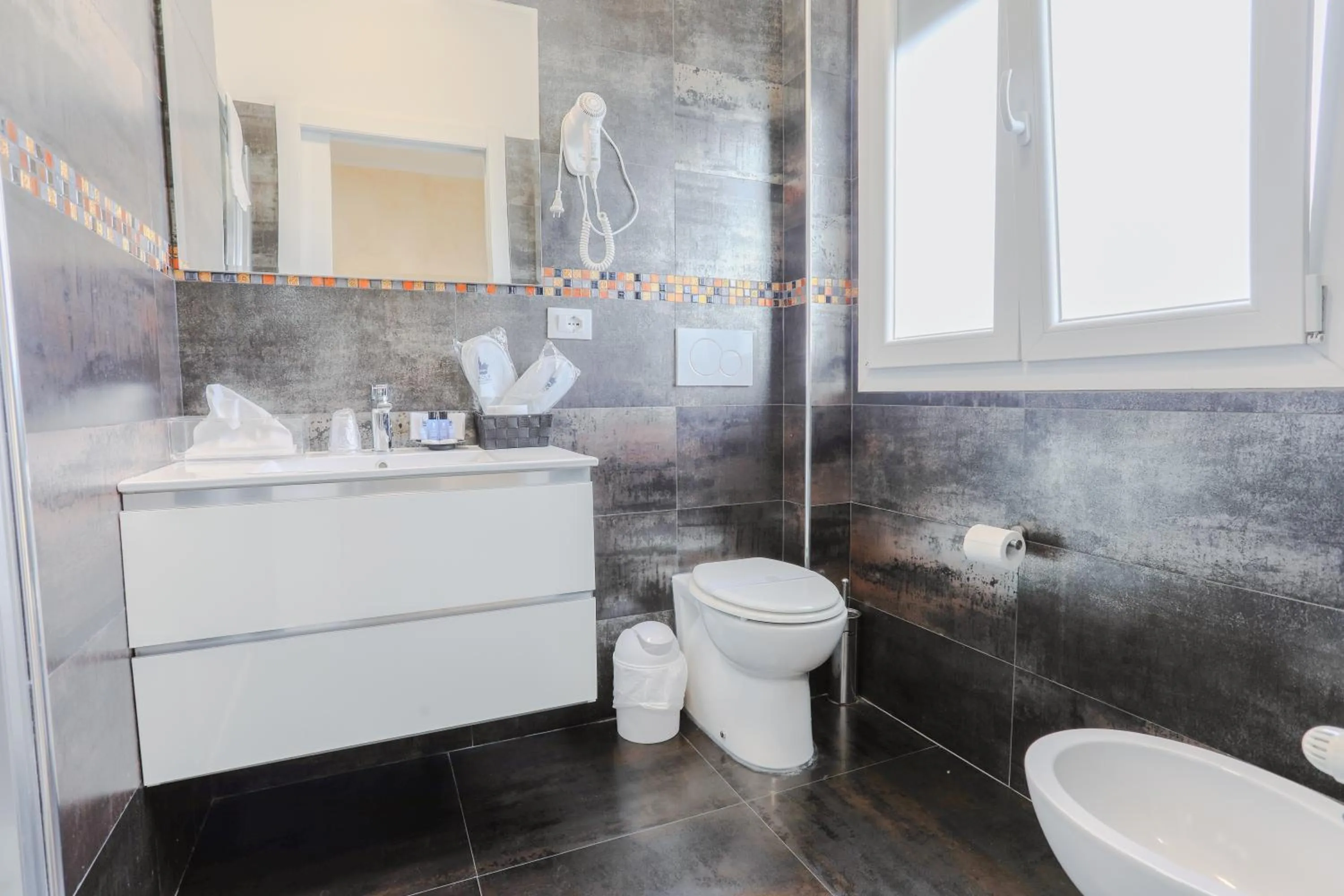 Toilet in HOLABOLOGNA Luxury Rooms and Flats