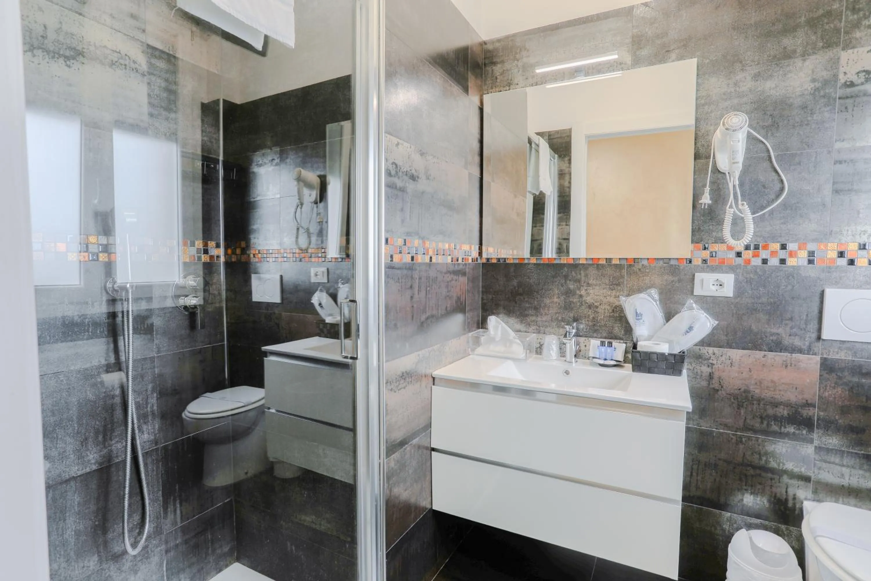 Shower in HOLABOLOGNA Luxury Rooms and Flats
