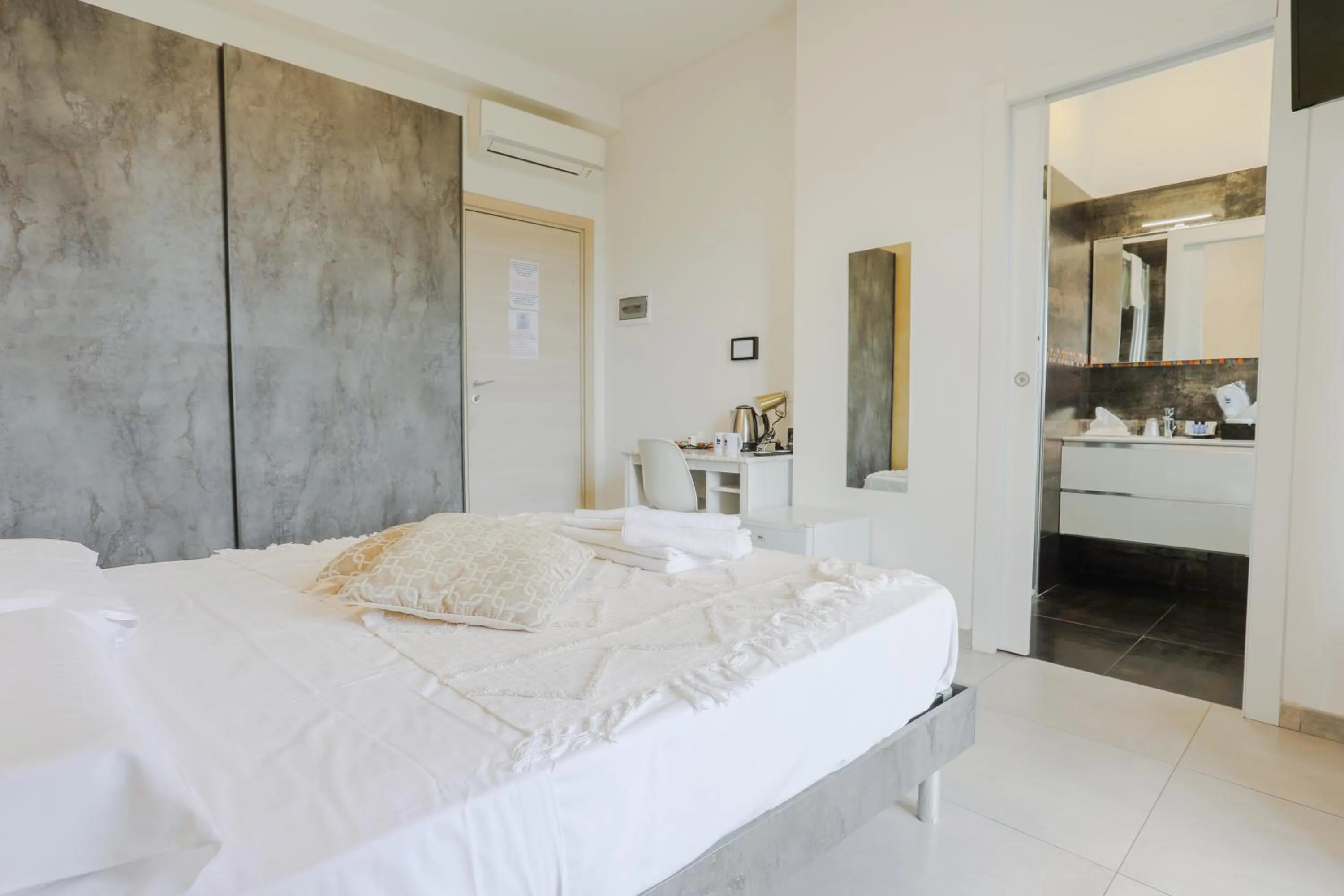 Bed in HOLABOLOGNA Luxury Rooms and Flats