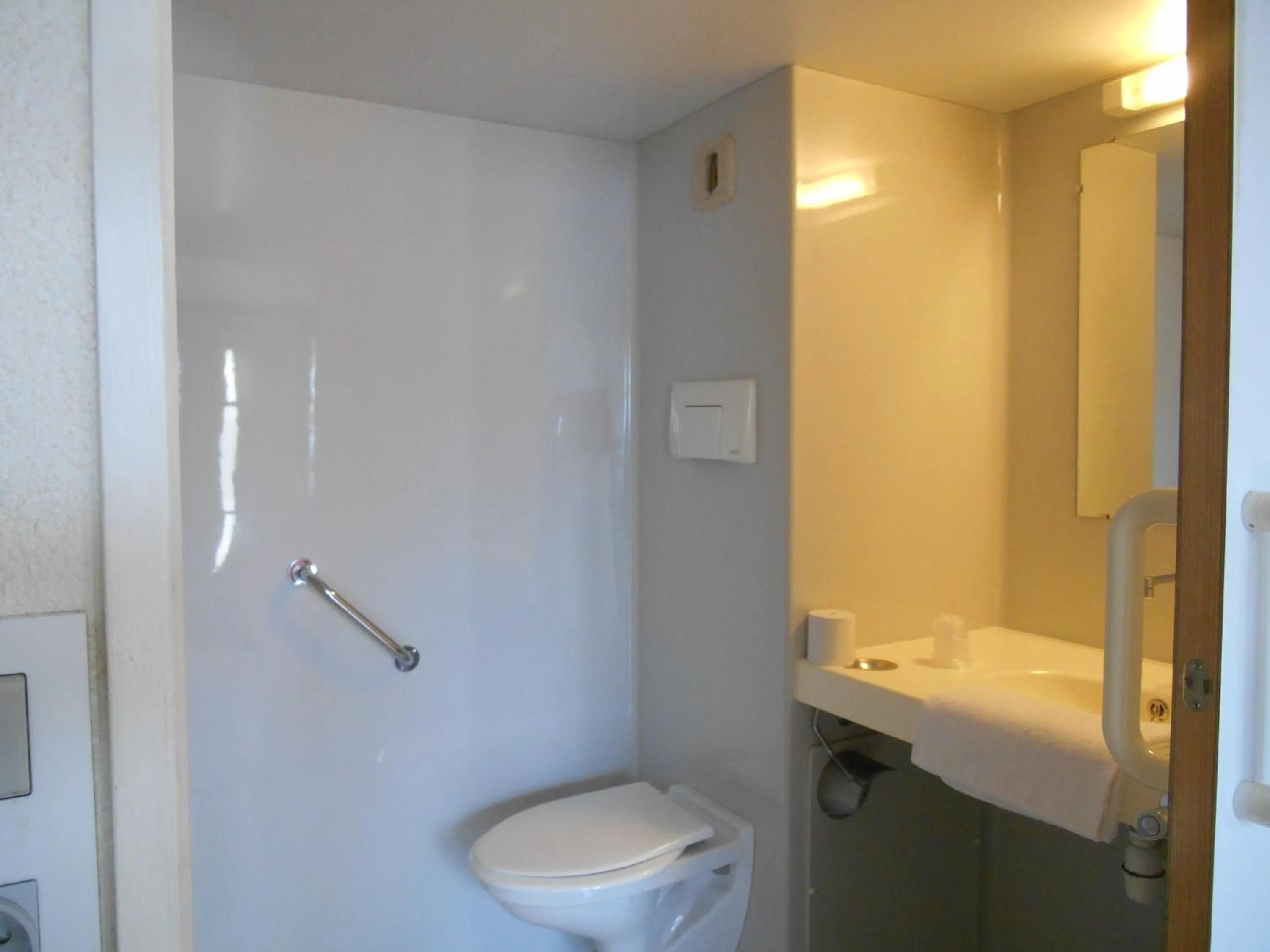 Bathroom in Première Classe Montluçon Saint Victor