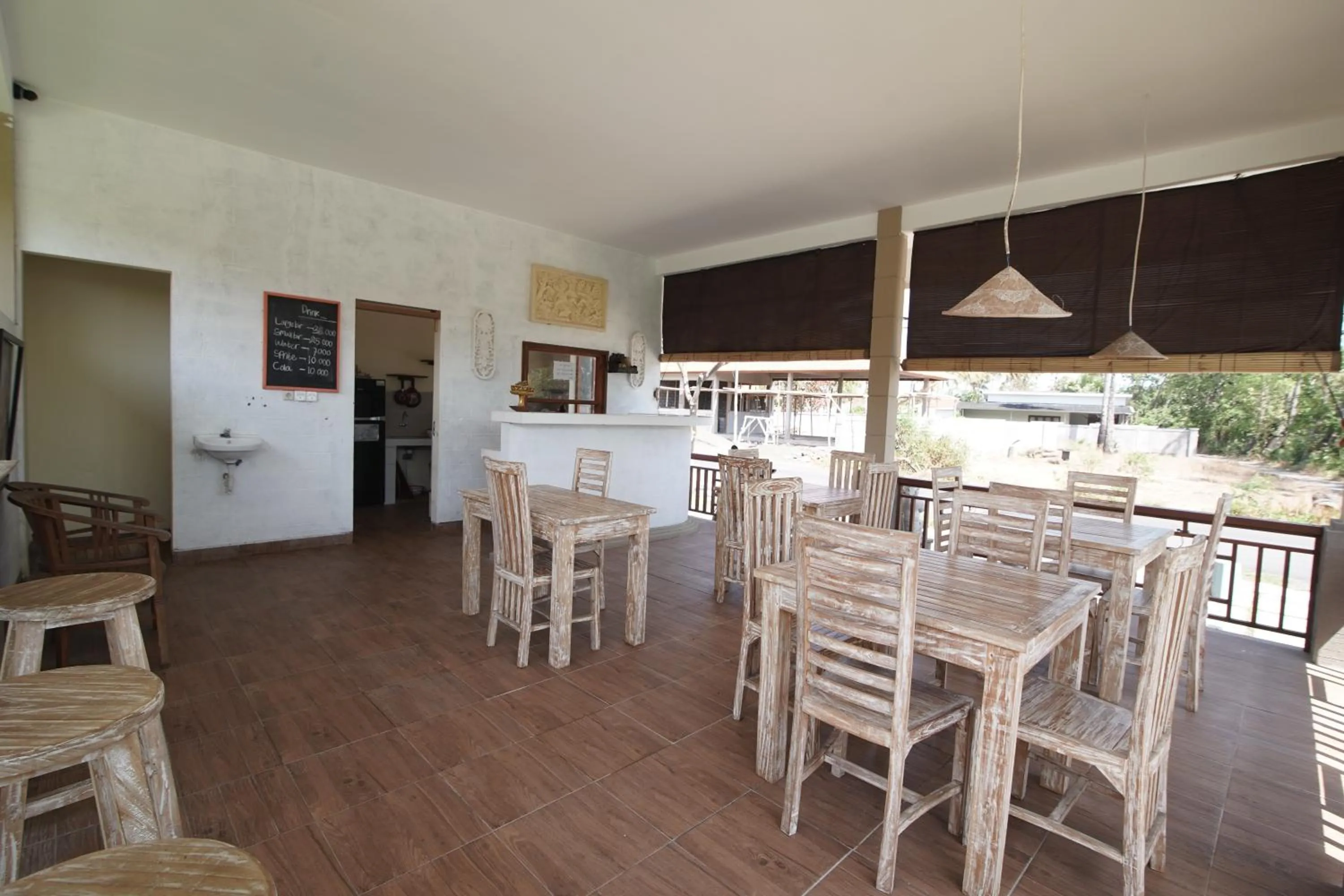 Restaurant/places to eat in Damar Sanjaya Uttama