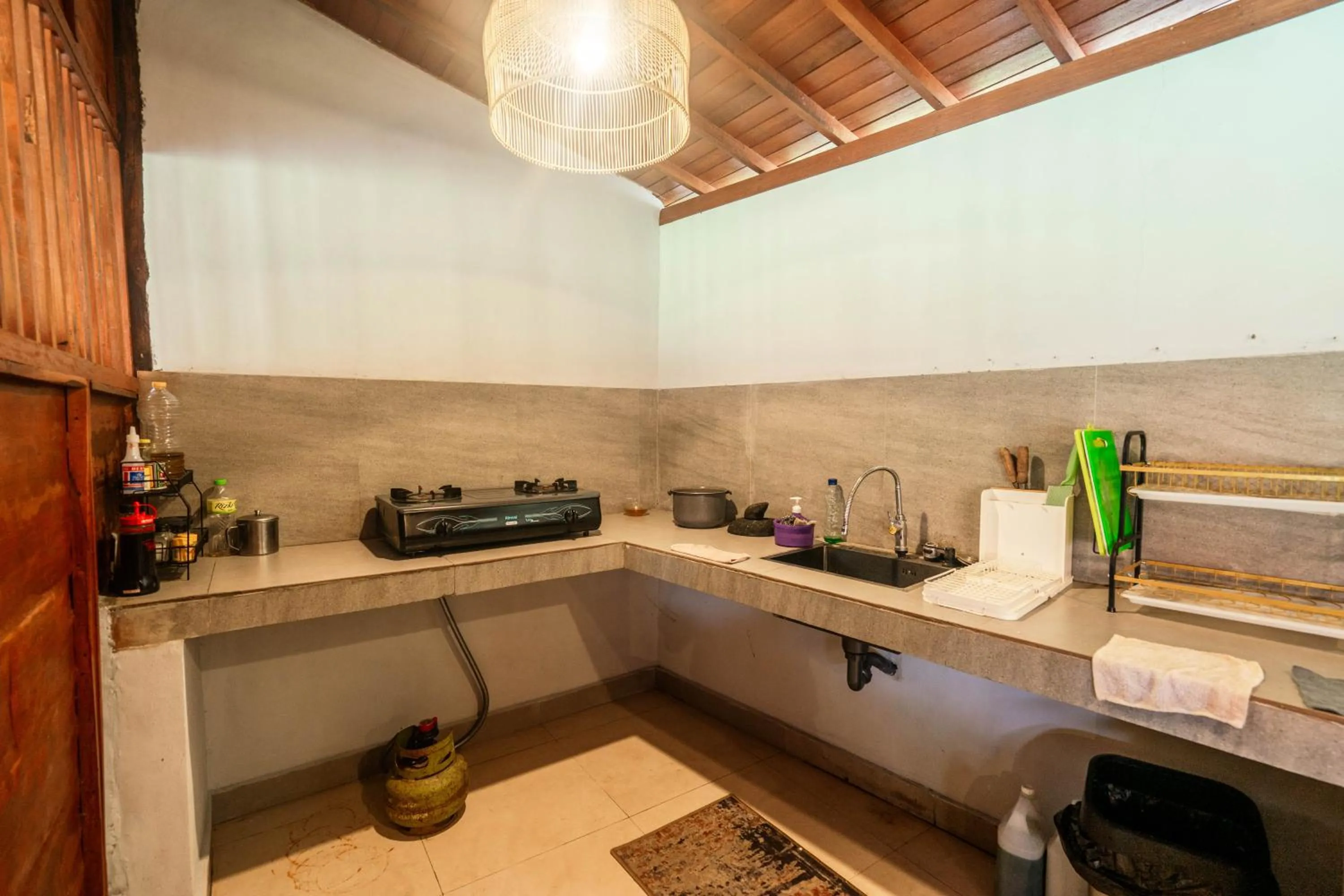 Restaurant/places to eat in Damar Sanjaya Uttama