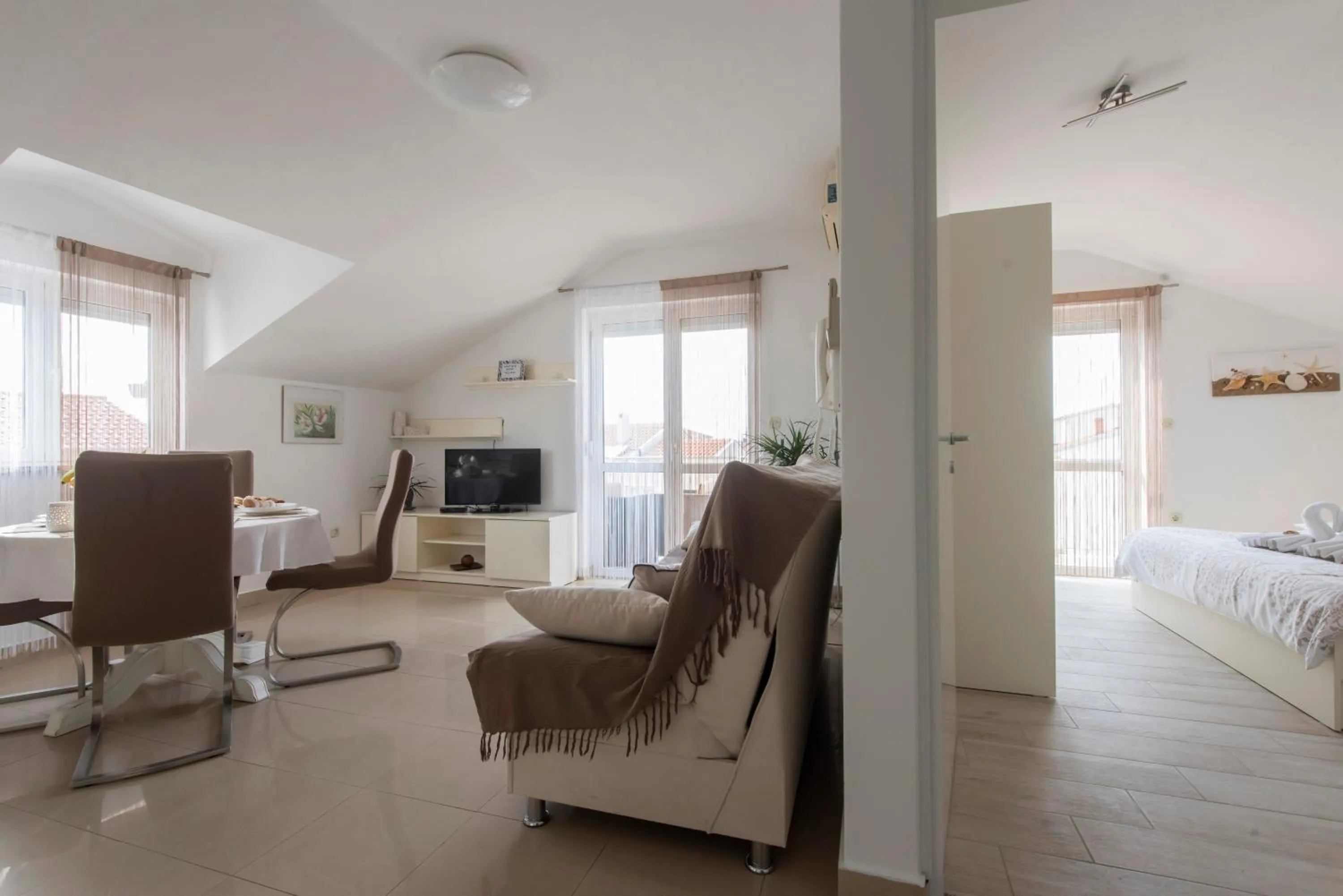 Communal lounge/ TV room, Bed in Apartments Batur