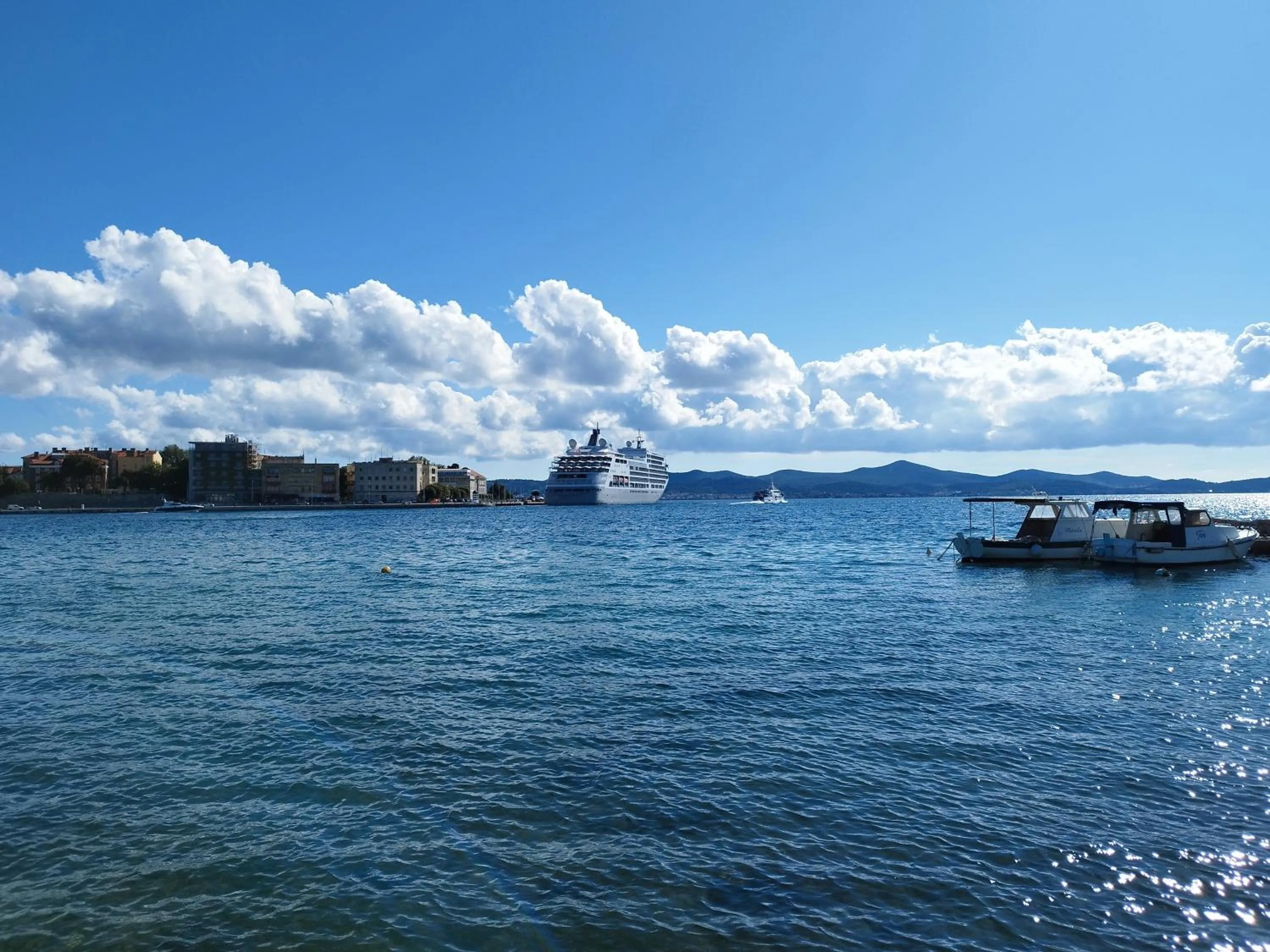 Day in Apartments Batur