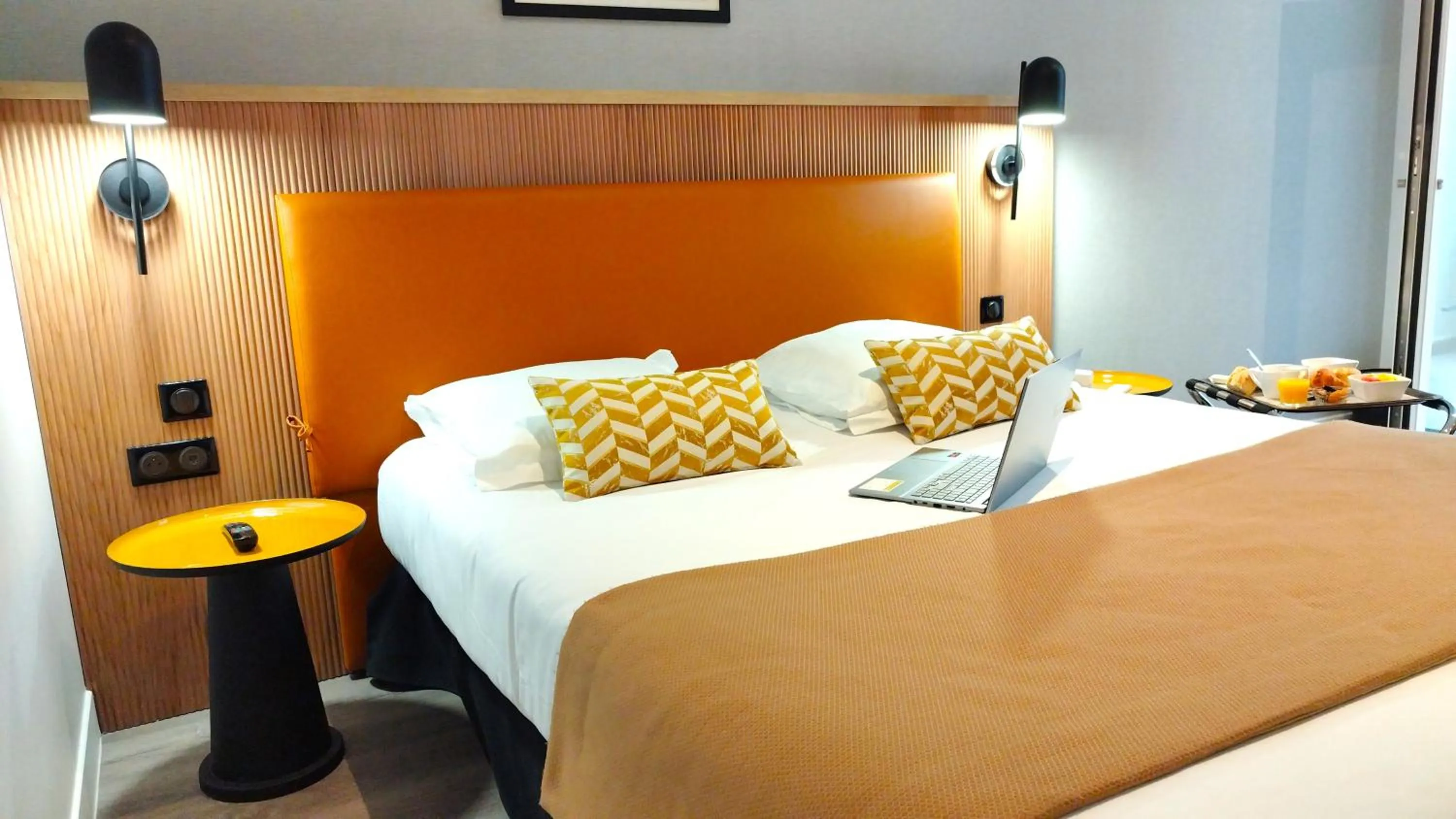 Property building, Bed in Avia Hôtel Saphir Montparnasse