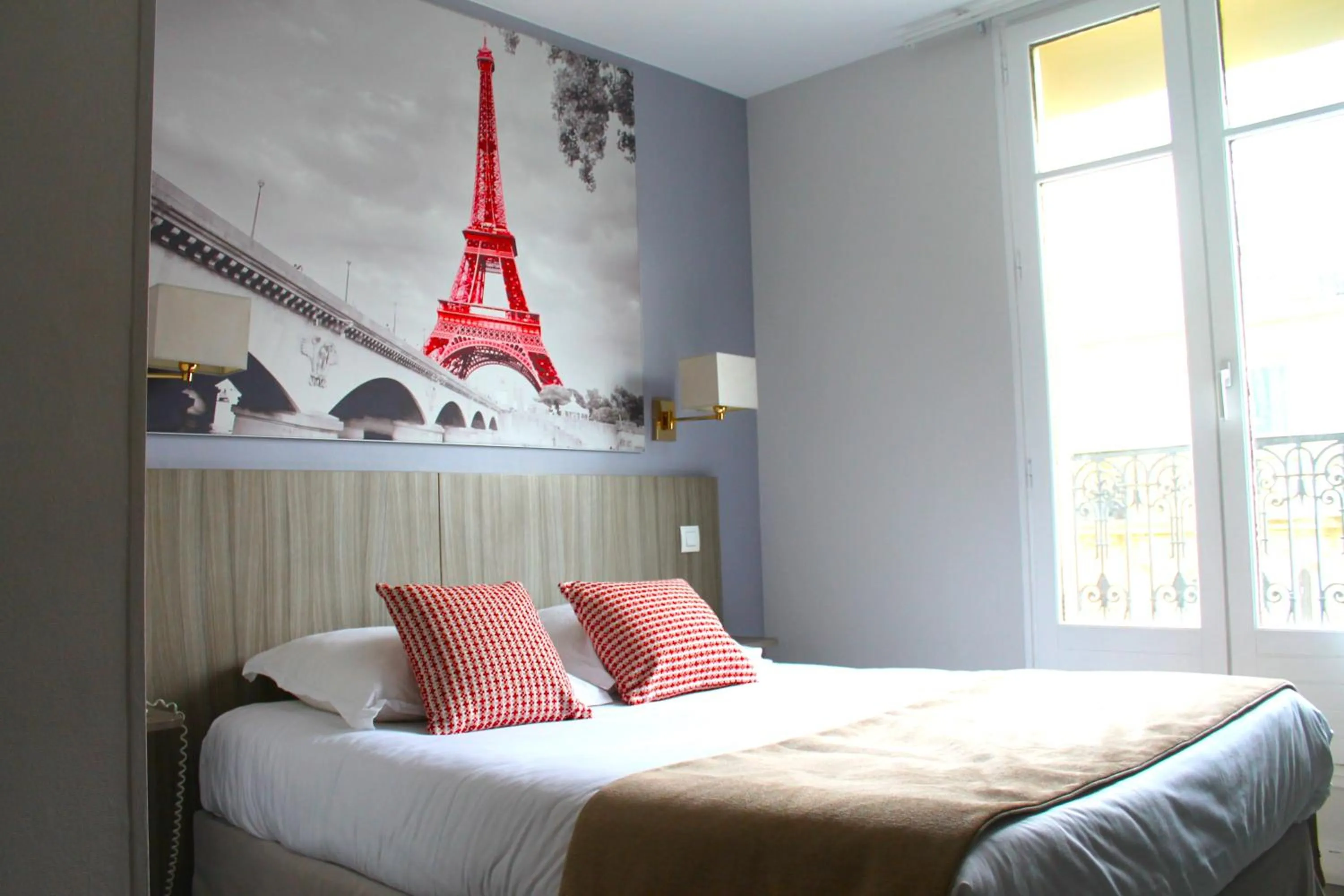 Property building, Bed in Avia Hôtel Saphir Montparnasse