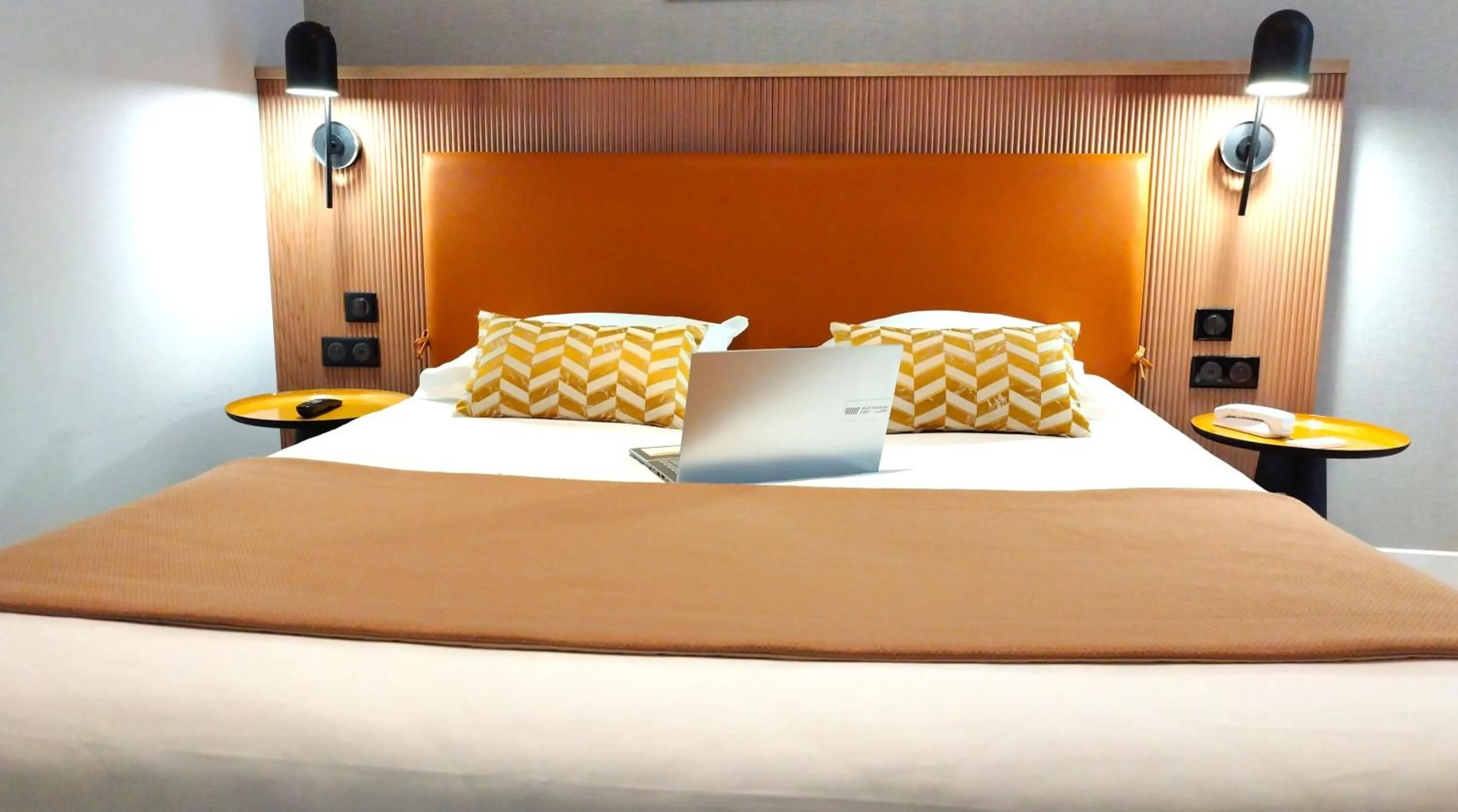 Property building, Bed in Avia Hôtel Saphir Montparnasse