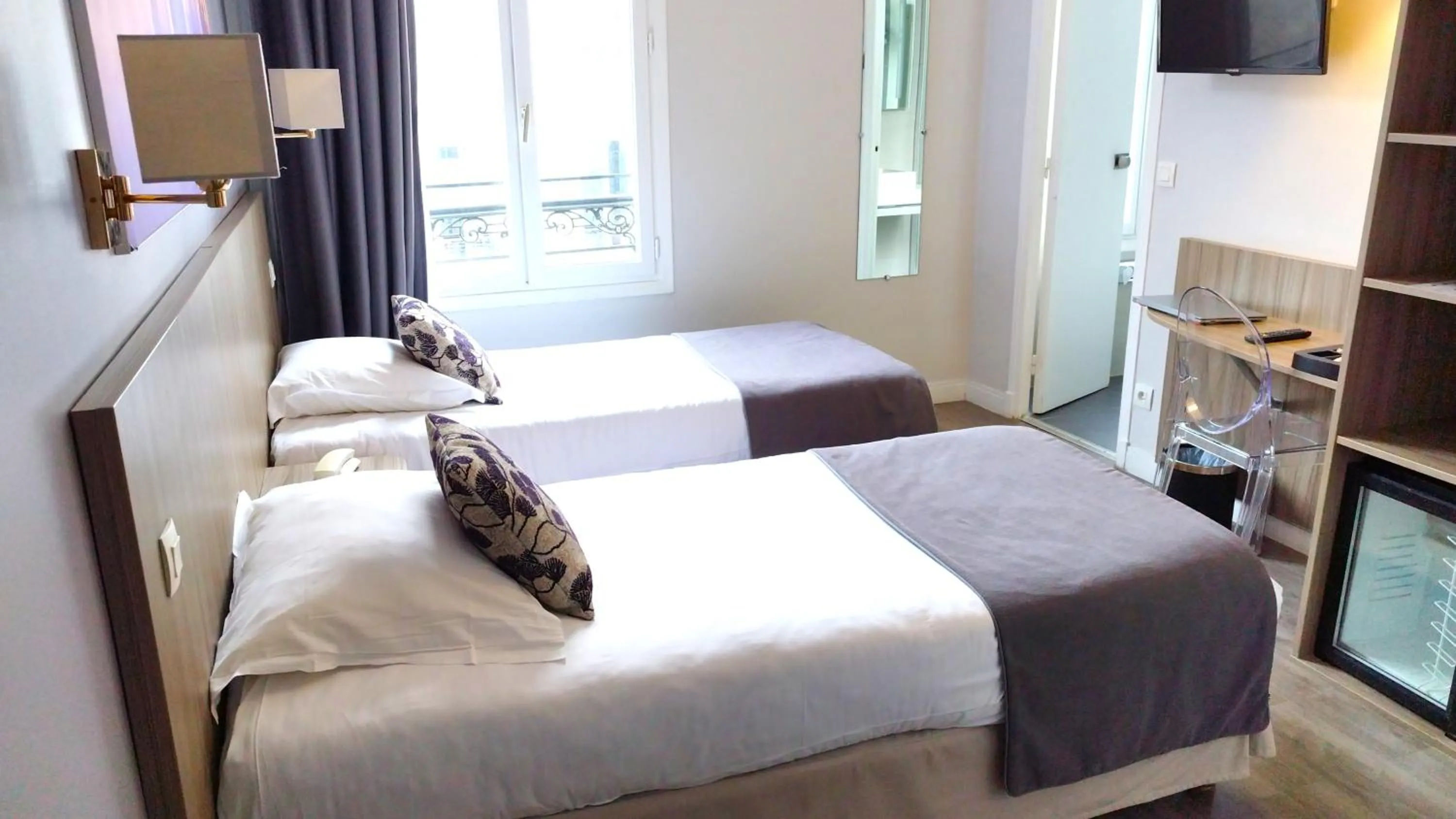 Property building, Bed in Avia Hôtel Saphir Montparnasse
