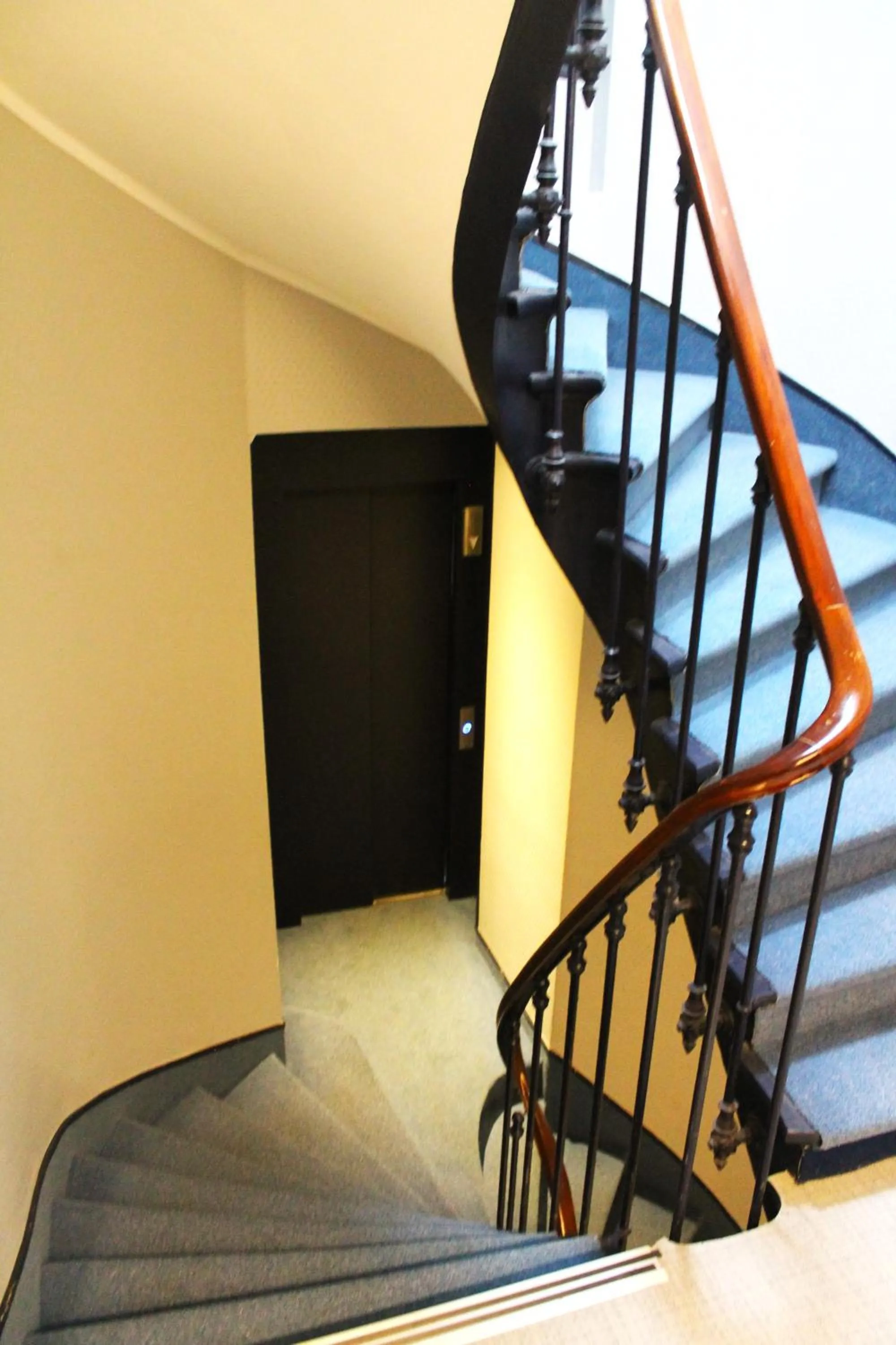 elevator in Avia Hôtel Saphir Montparnasse