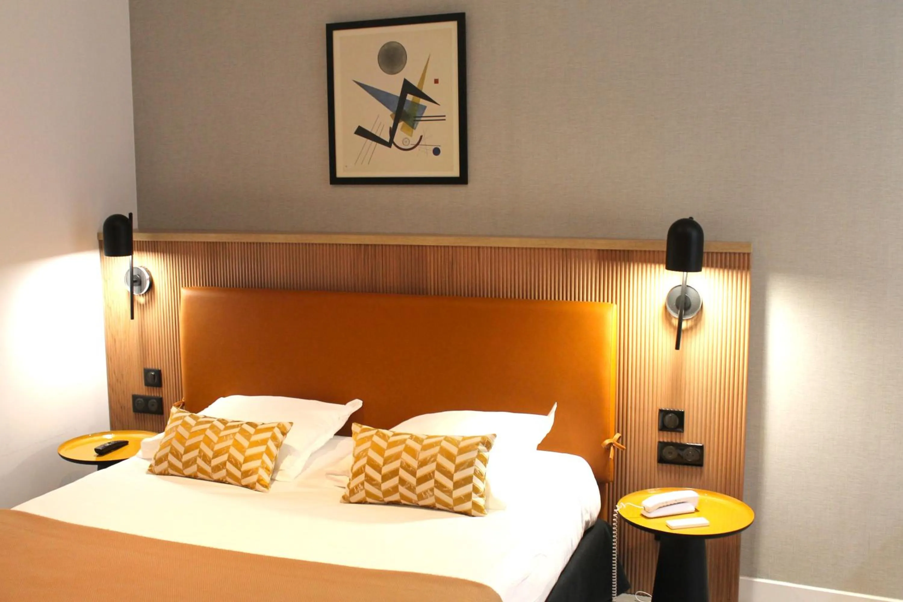 Property building, Bed in Avia Hôtel Saphir Montparnasse