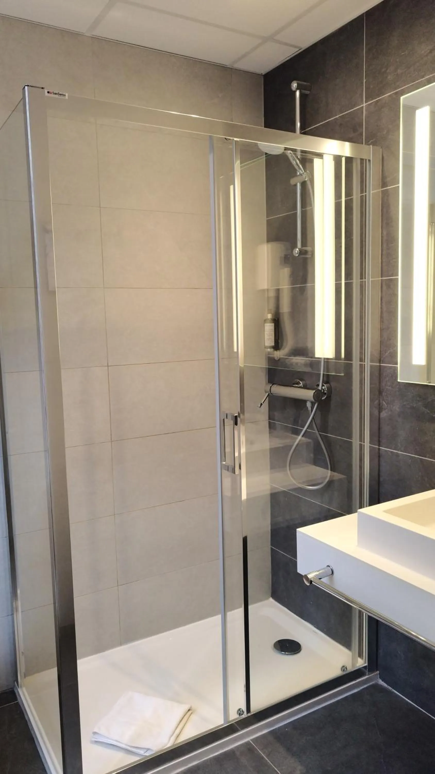 Bathroom in Avia Hôtel Saphir Montparnasse