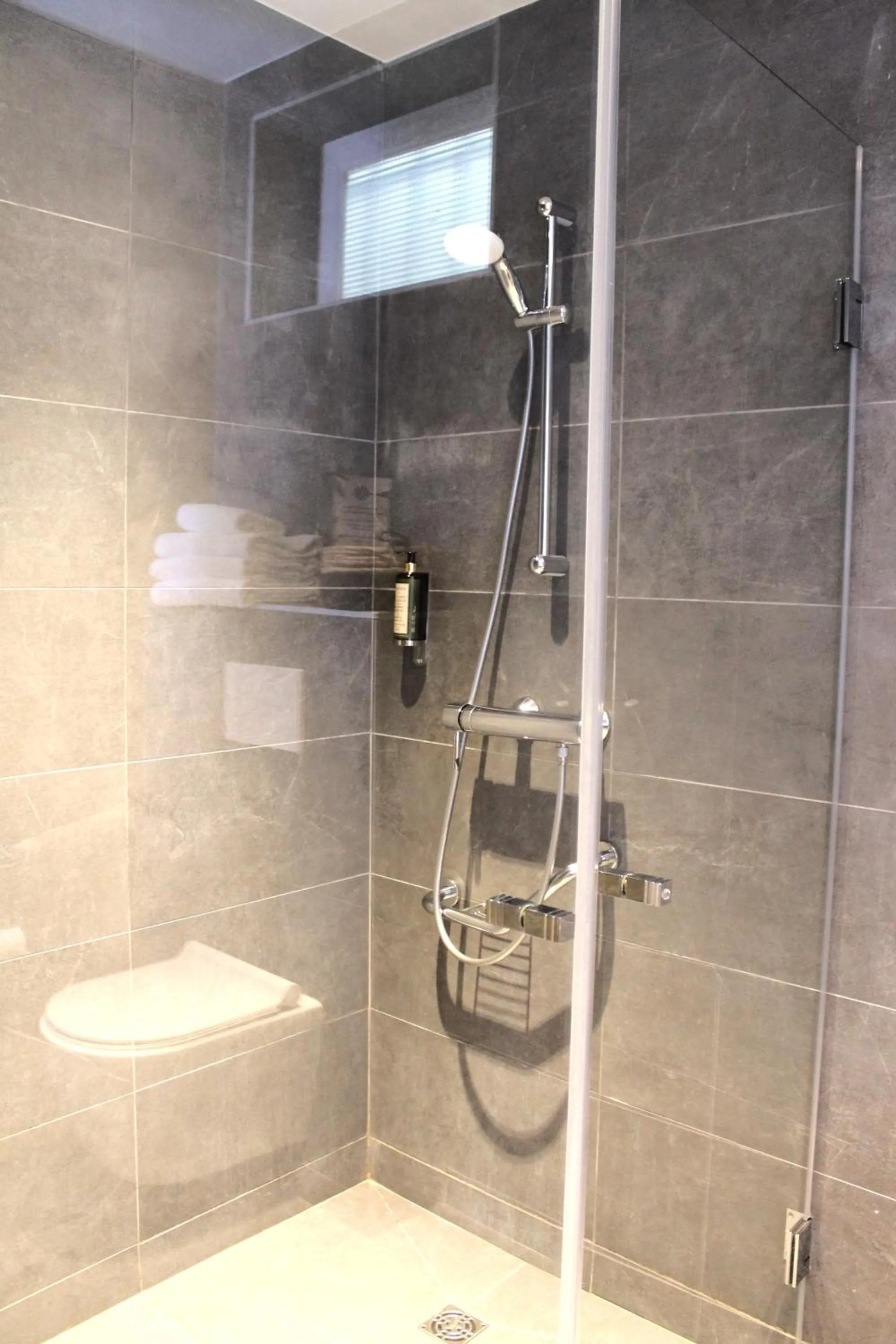 Bathroom in Avia Hôtel Saphir Montparnasse