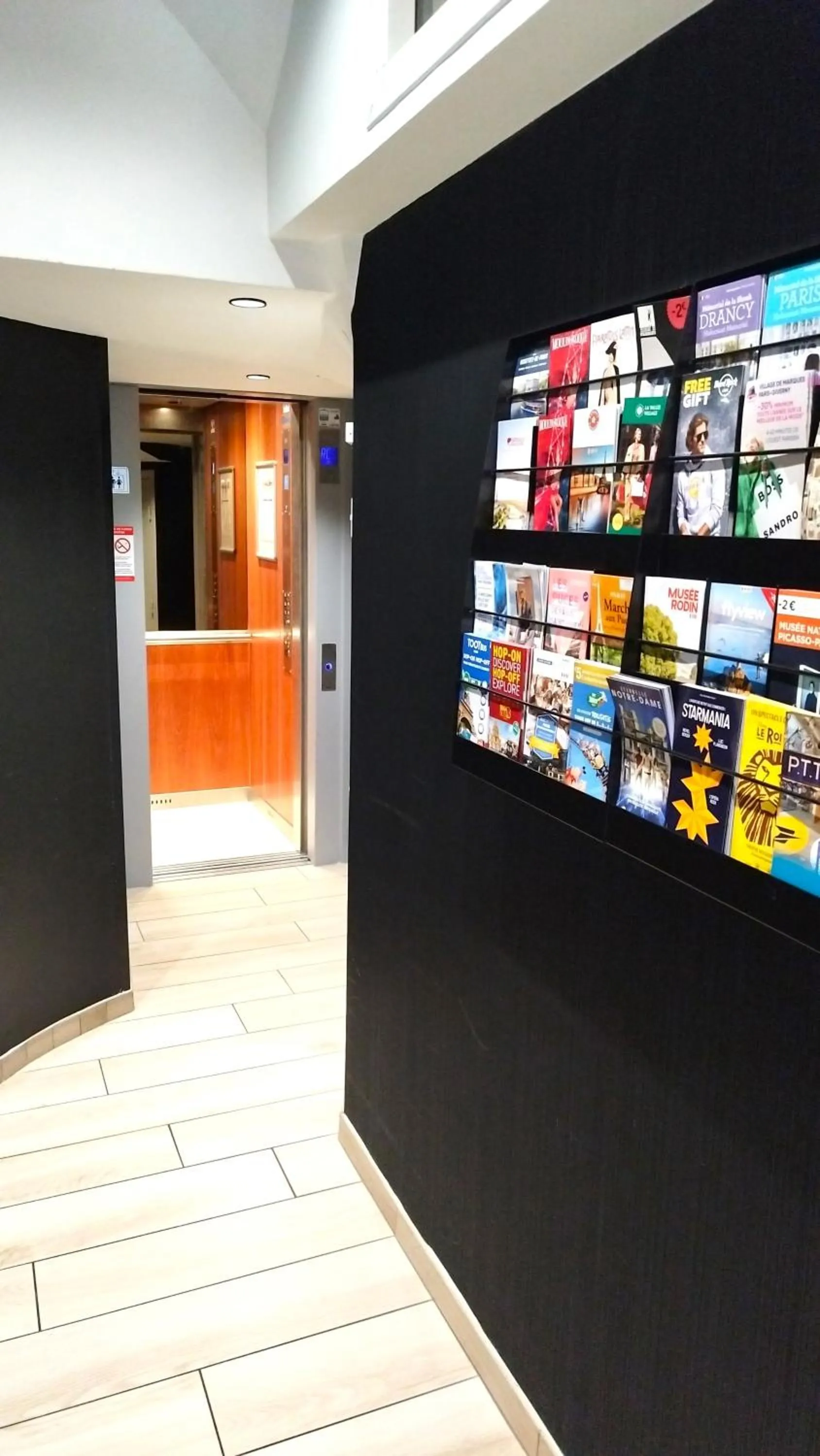 elevator in Avia Hôtel Saphir Montparnasse