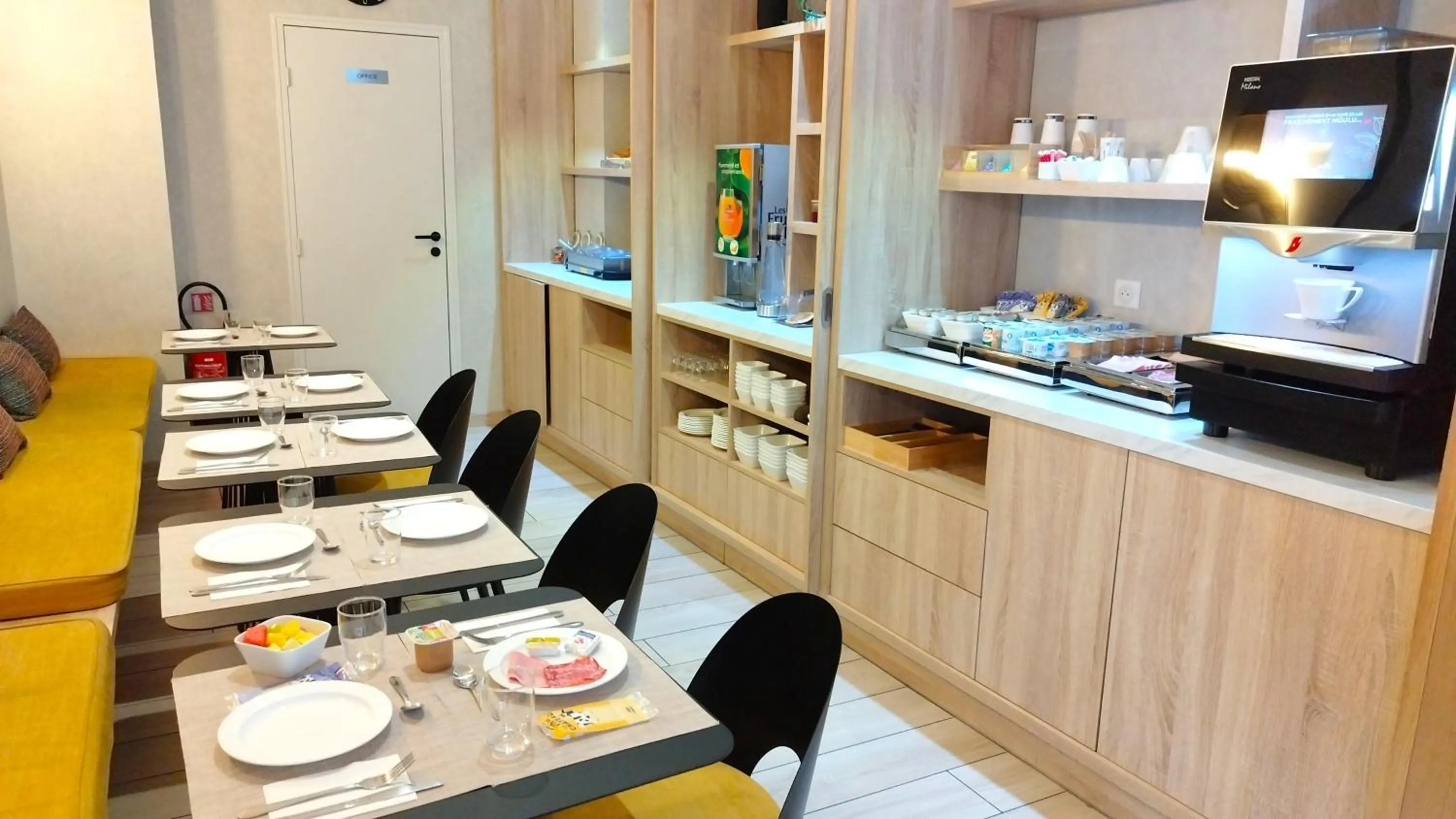 Buffet breakfast in Avia Hôtel Saphir Montparnasse