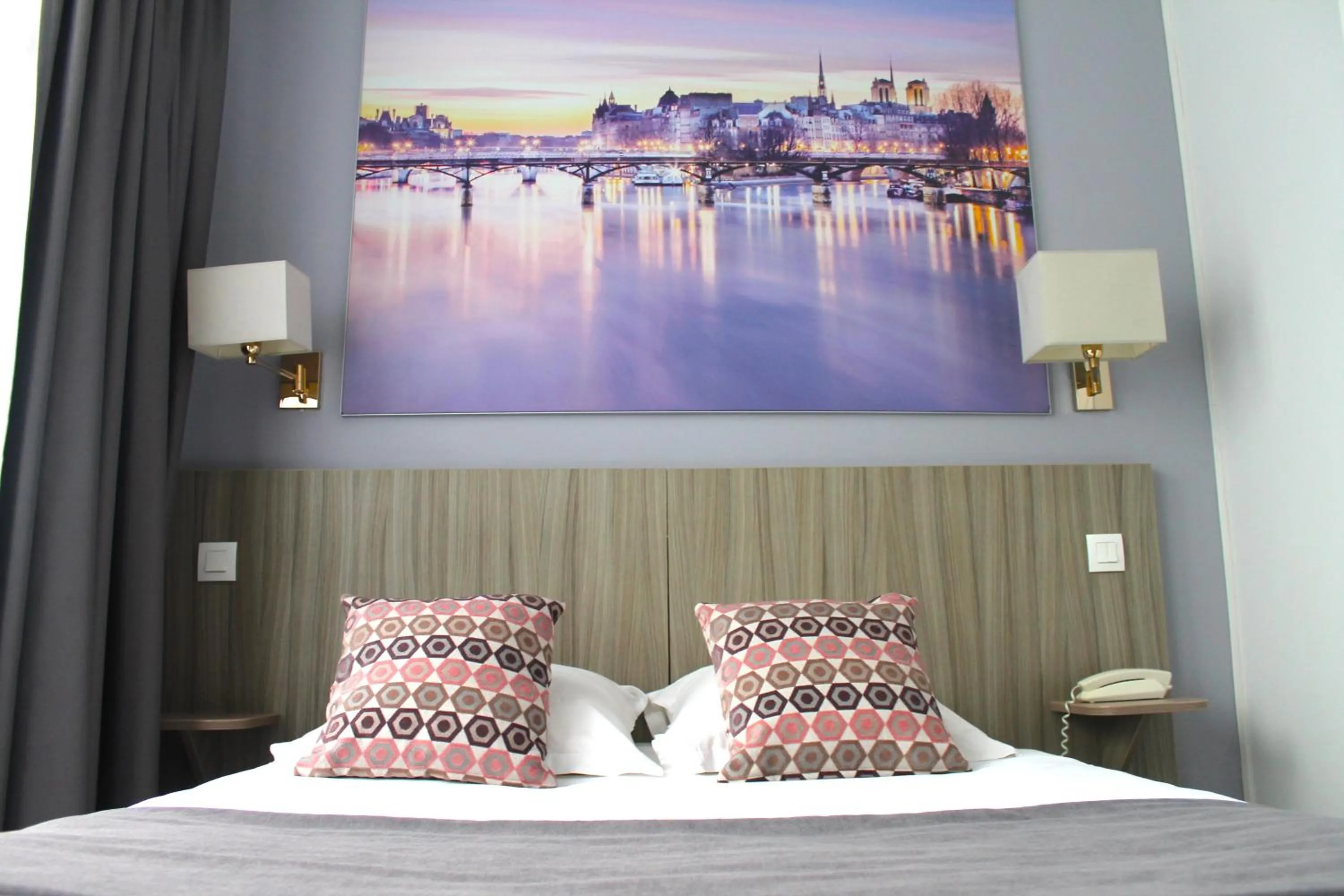 Property building, Bed in Avia Hôtel Saphir Montparnasse