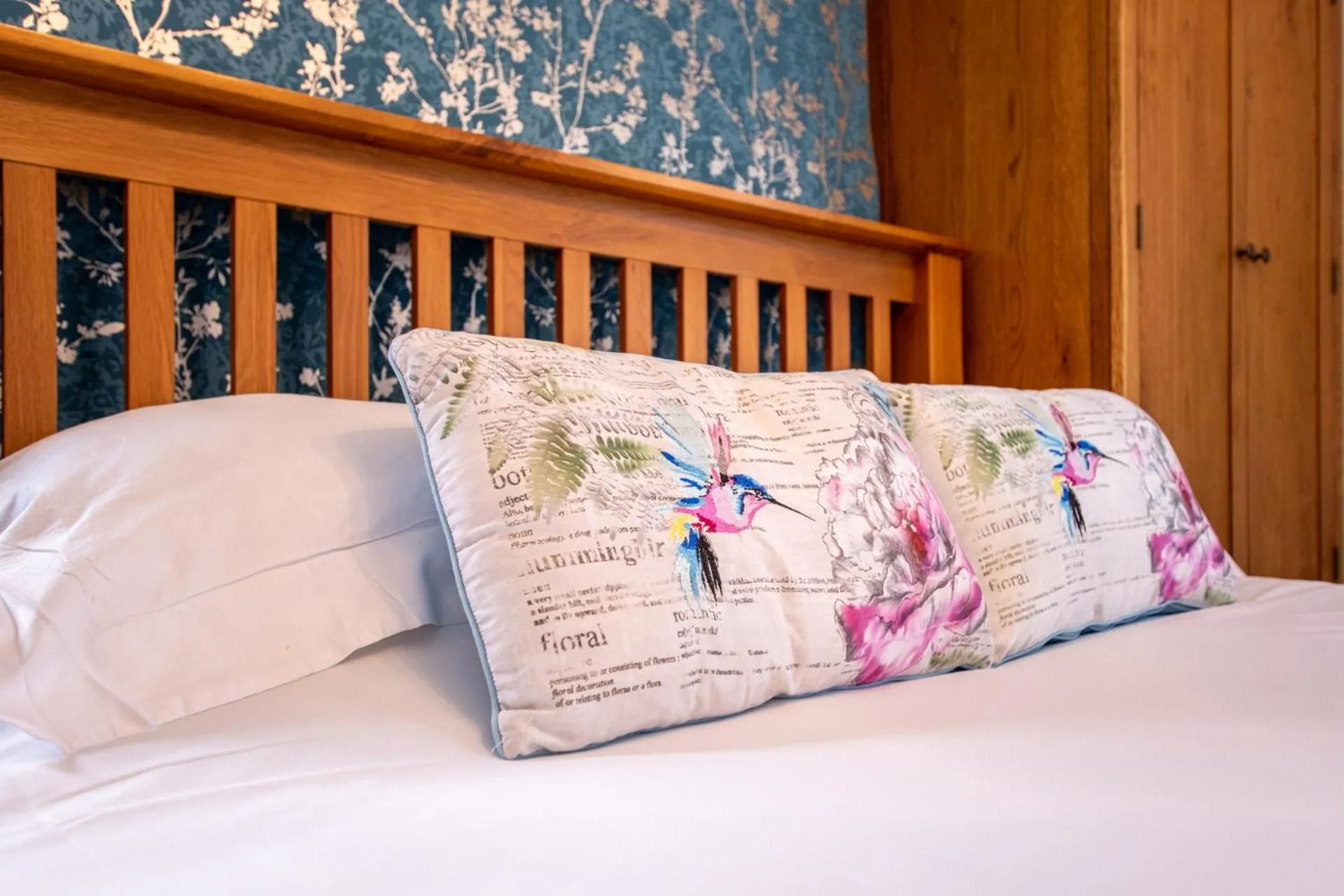 Bedroom, Bed in Rose and Crown Bath