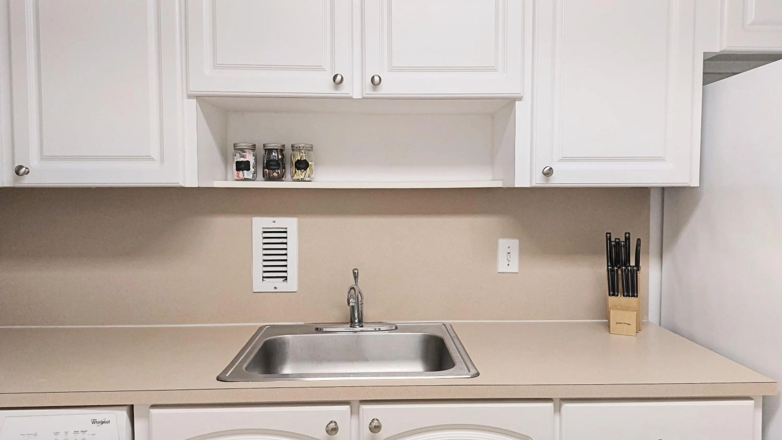 Kitchen or kitchenette in The Tides Apartments on the beach