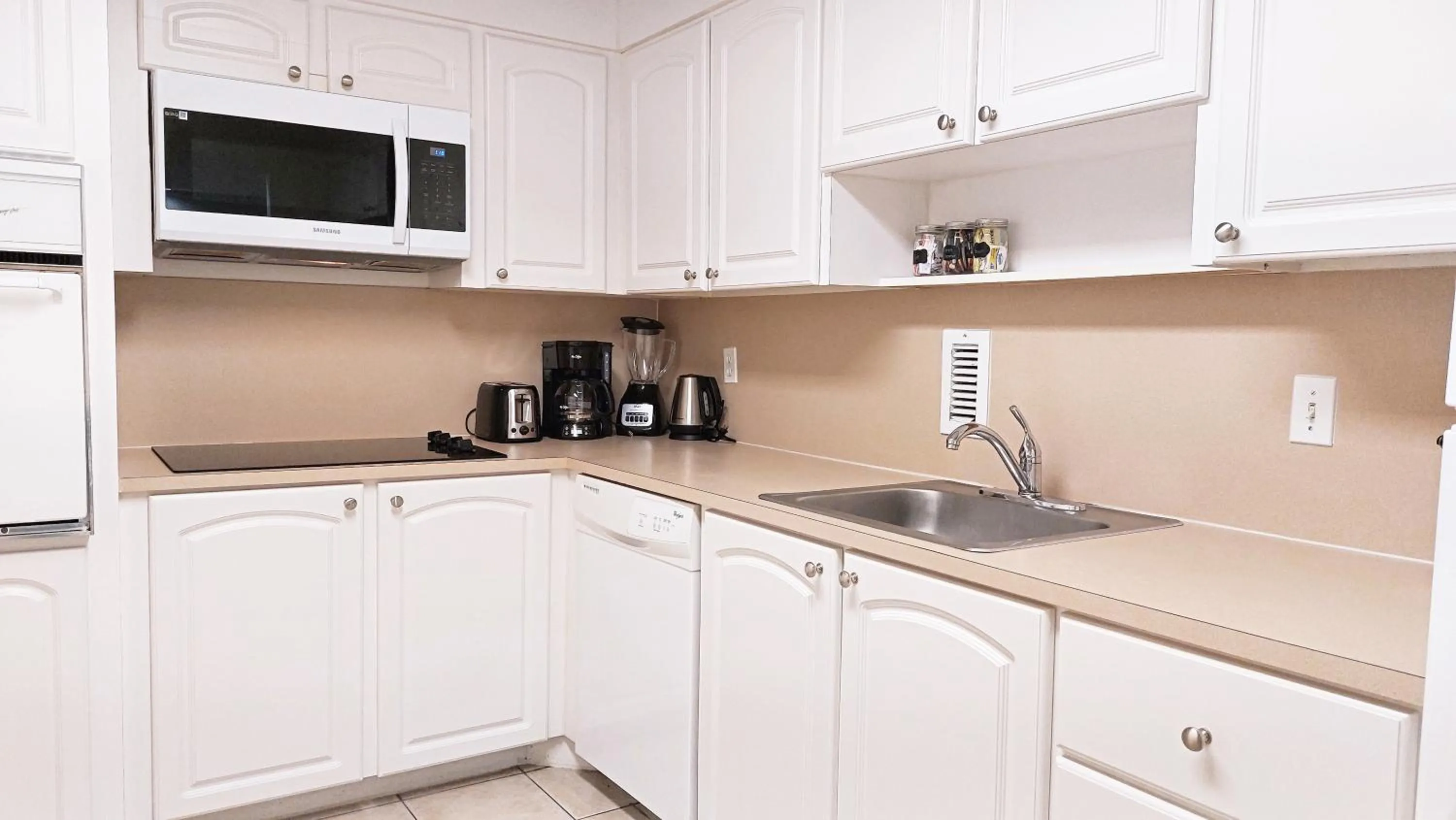 Kitchen or kitchenette in The Tides Apartments on the beach