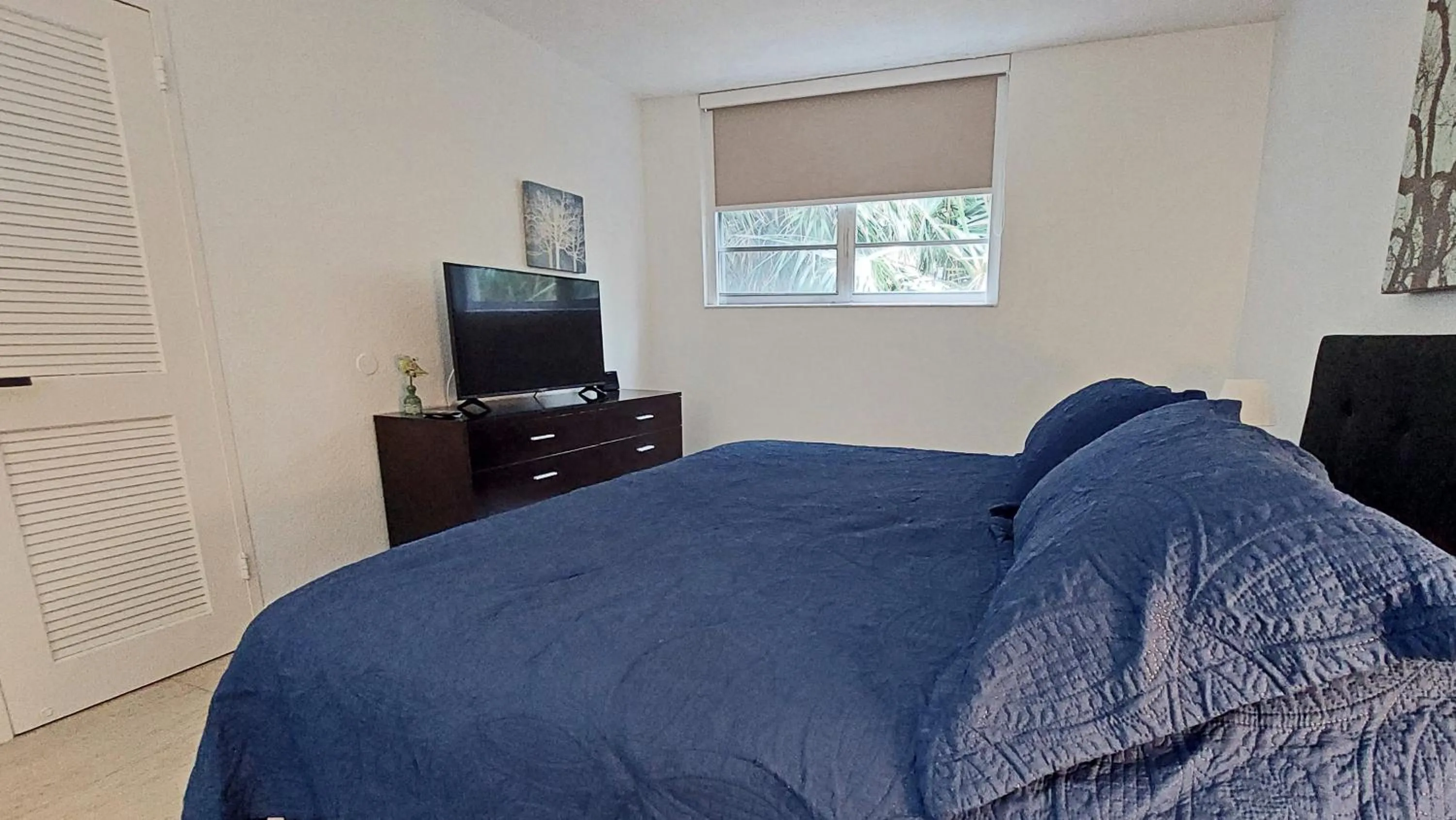 Bedroom, Bed in The Tides Apartments on the beach