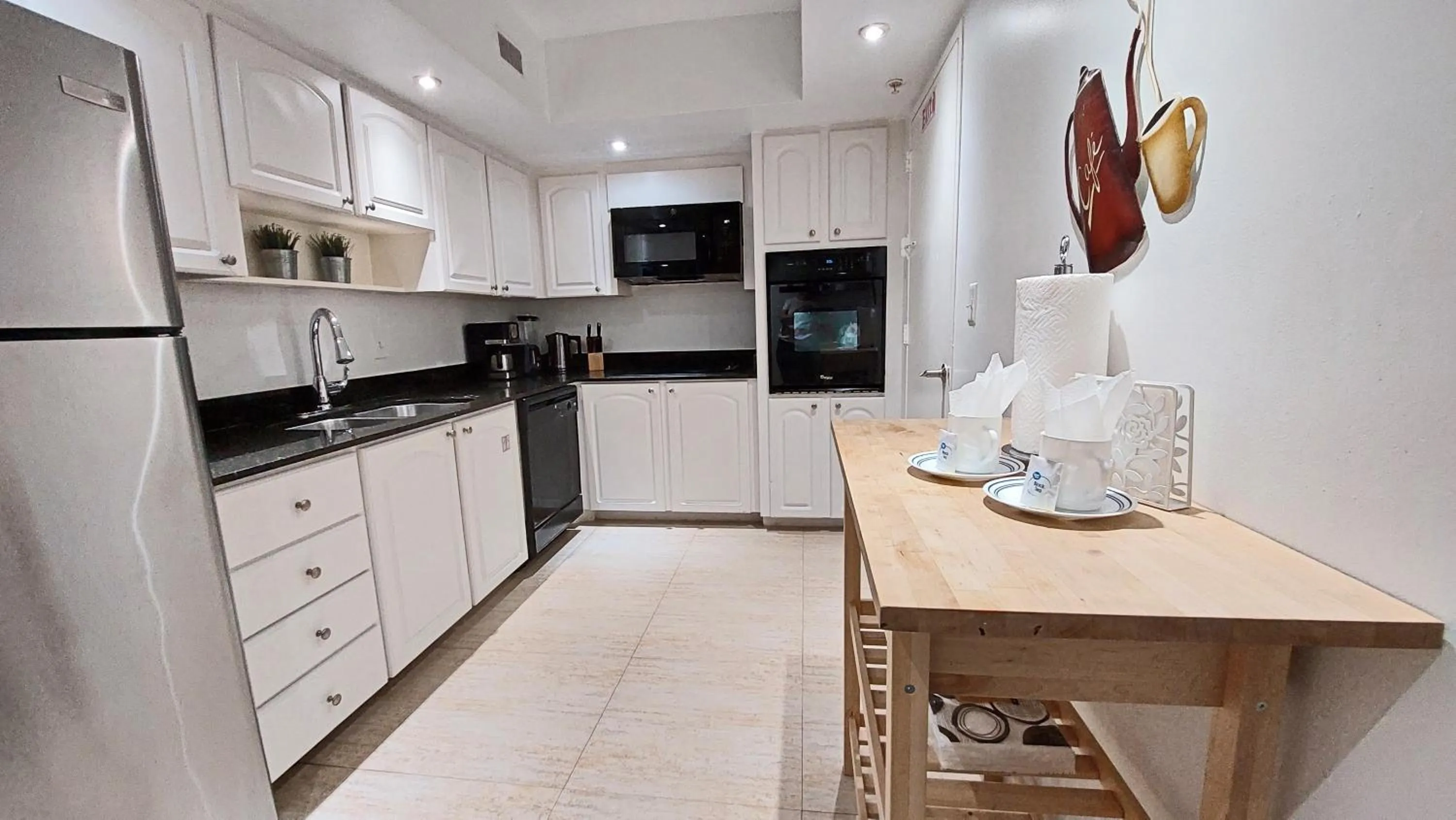 Kitchen or kitchenette in The Tides Apartments on the beach