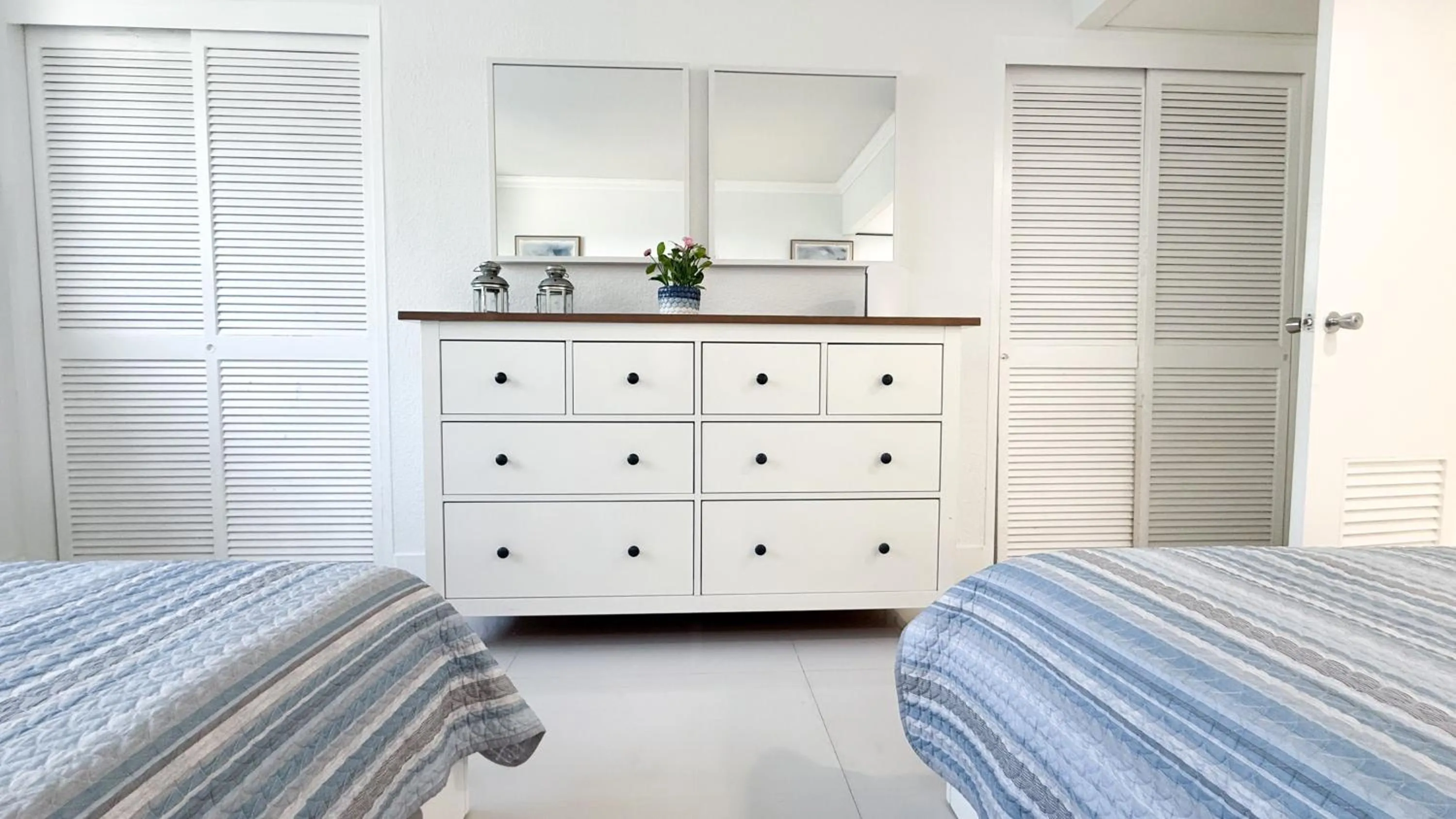 Bedroom, Bed in The Tides Apartments on the beach