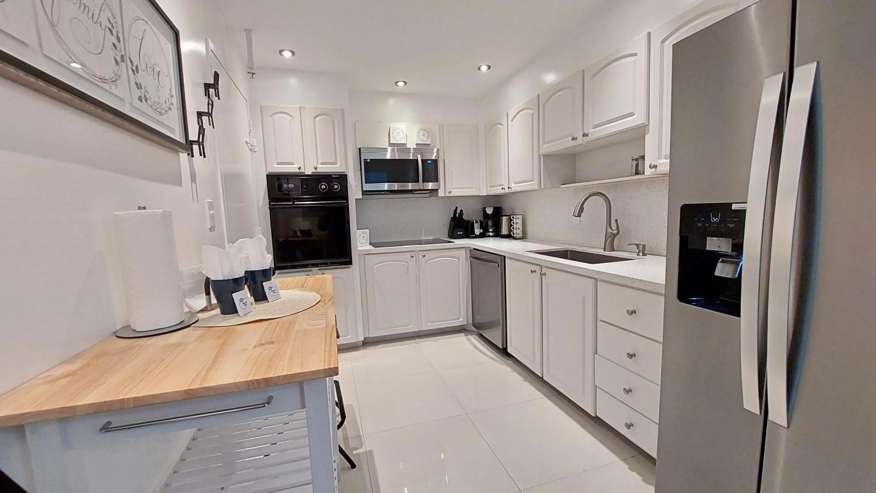 Kitchen or kitchenette in The Tides Apartments on the beach