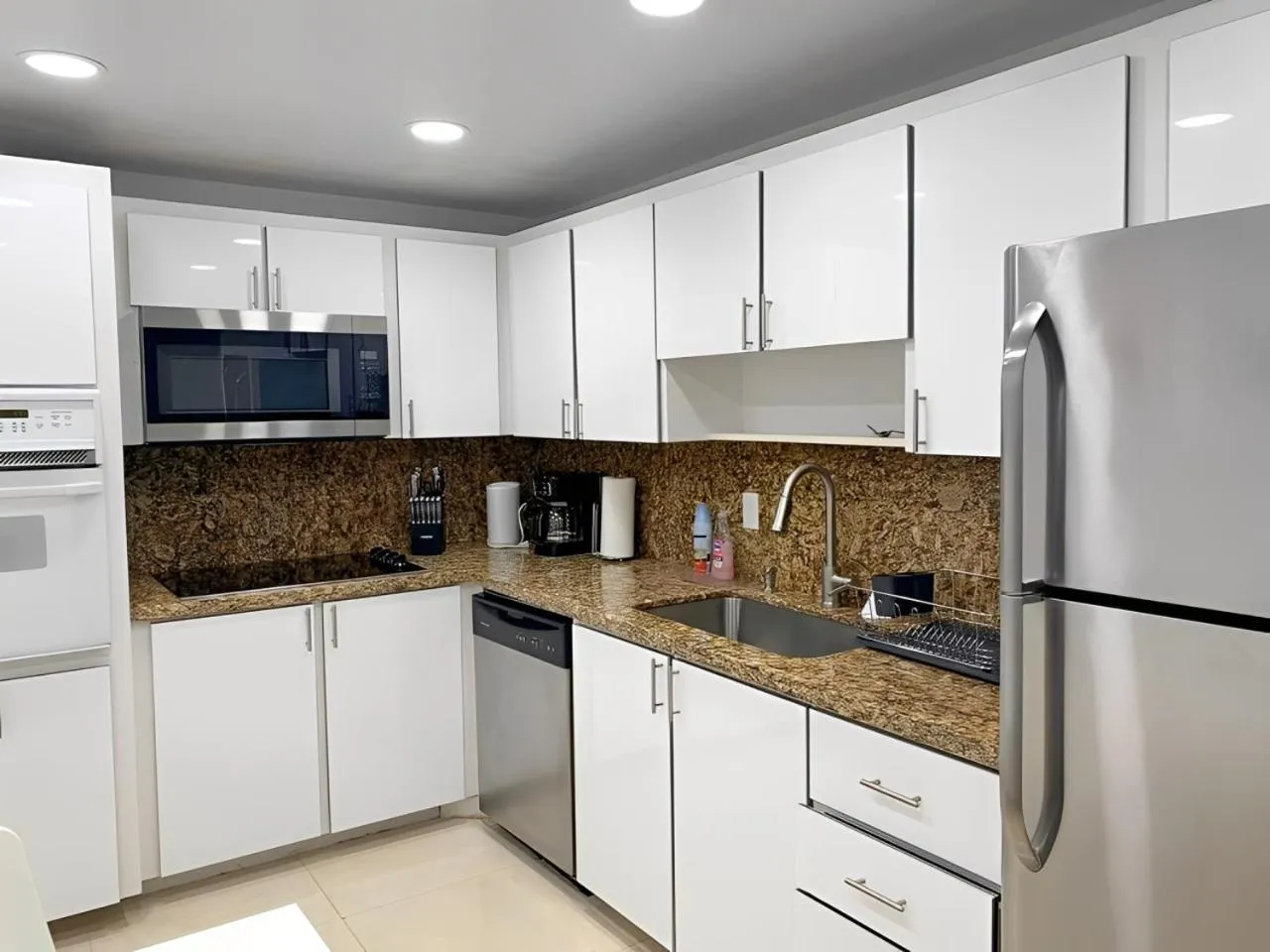 Kitchen or kitchenette in The Tides Apartments on the beach