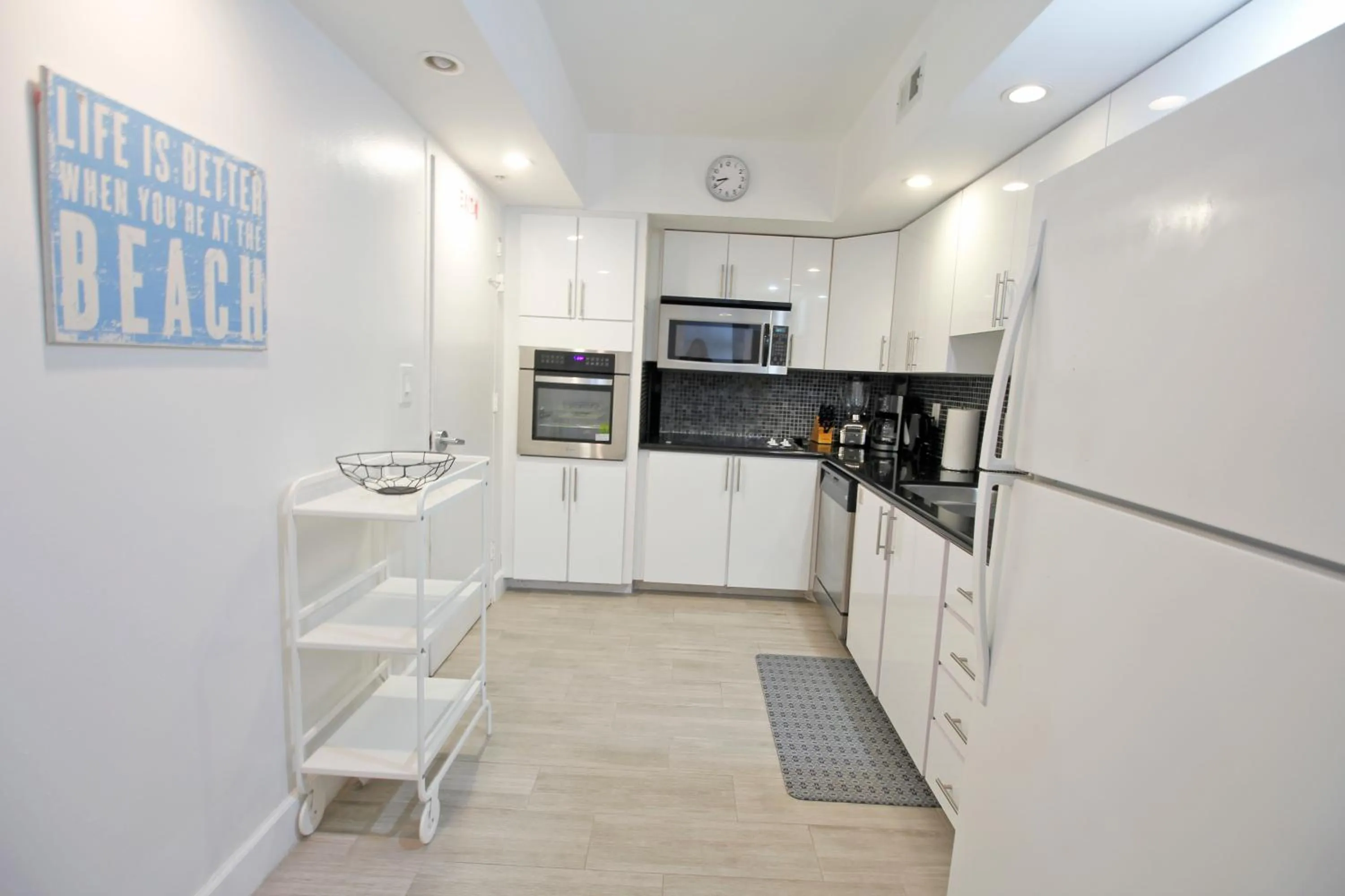 Kitchen or kitchenette in The Tides Apartments on the beach