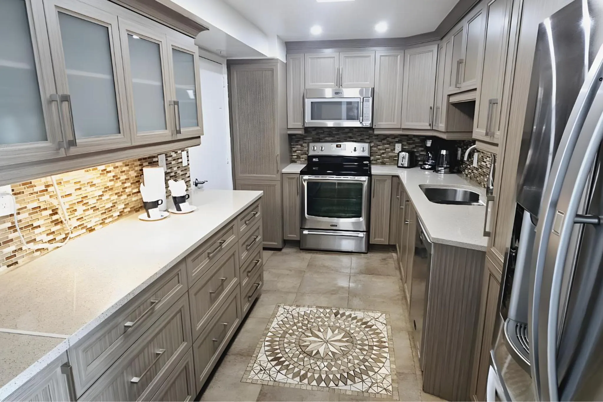 Kitchen or kitchenette in The Tides Apartments on the beach