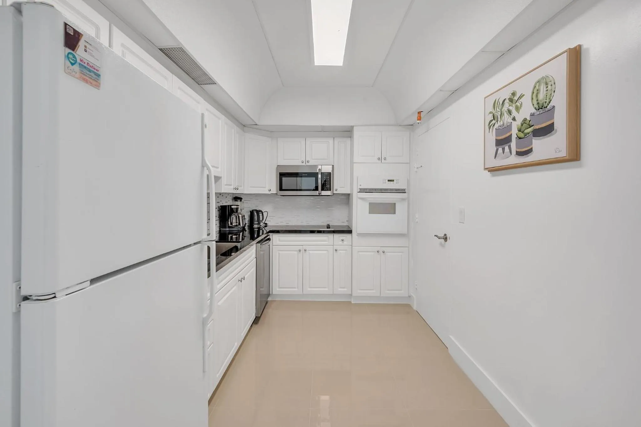 Kitchen or kitchenette in The Tides Apartments on the beach