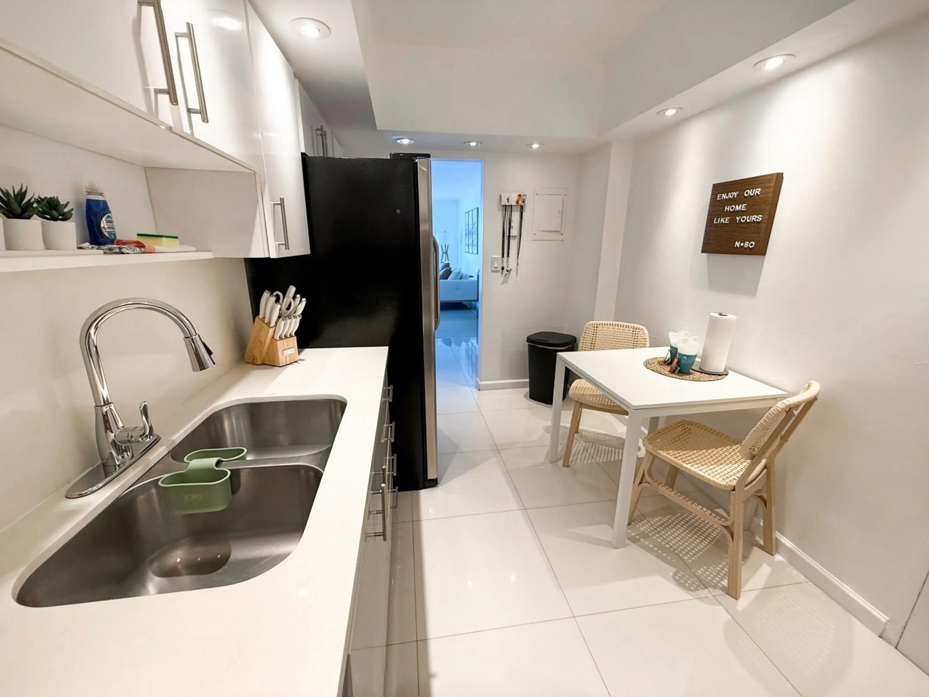 Kitchen or kitchenette in The Tides Apartments on the beach