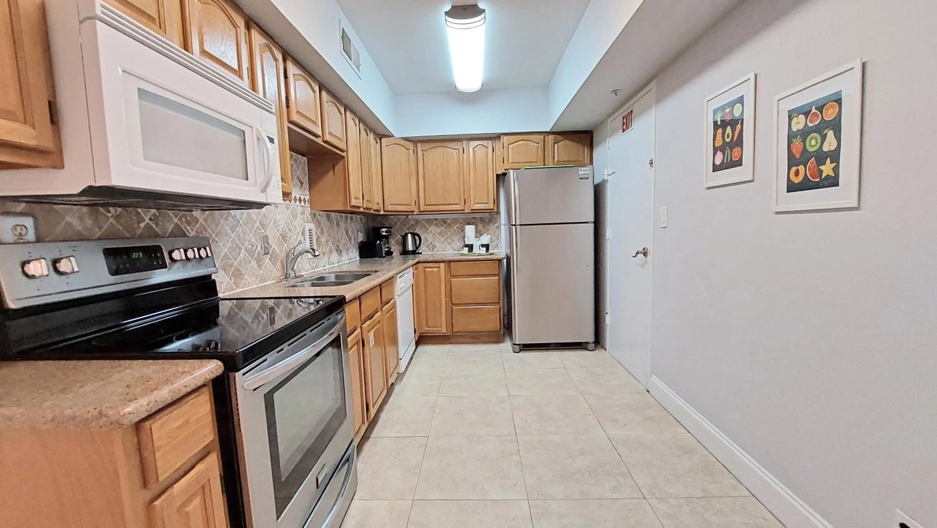 Kitchen or kitchenette in The Tides Apartments on the beach