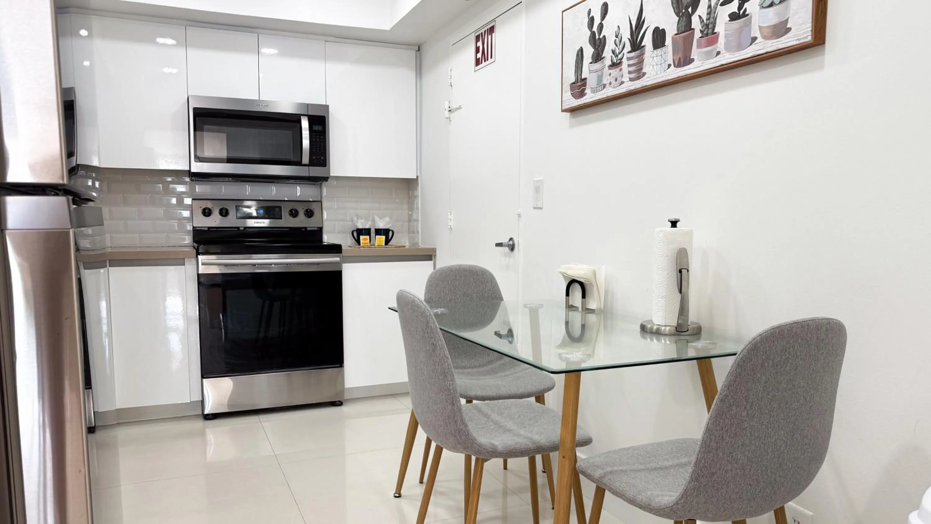 Kitchen or kitchenette in The Tides Apartments on the beach