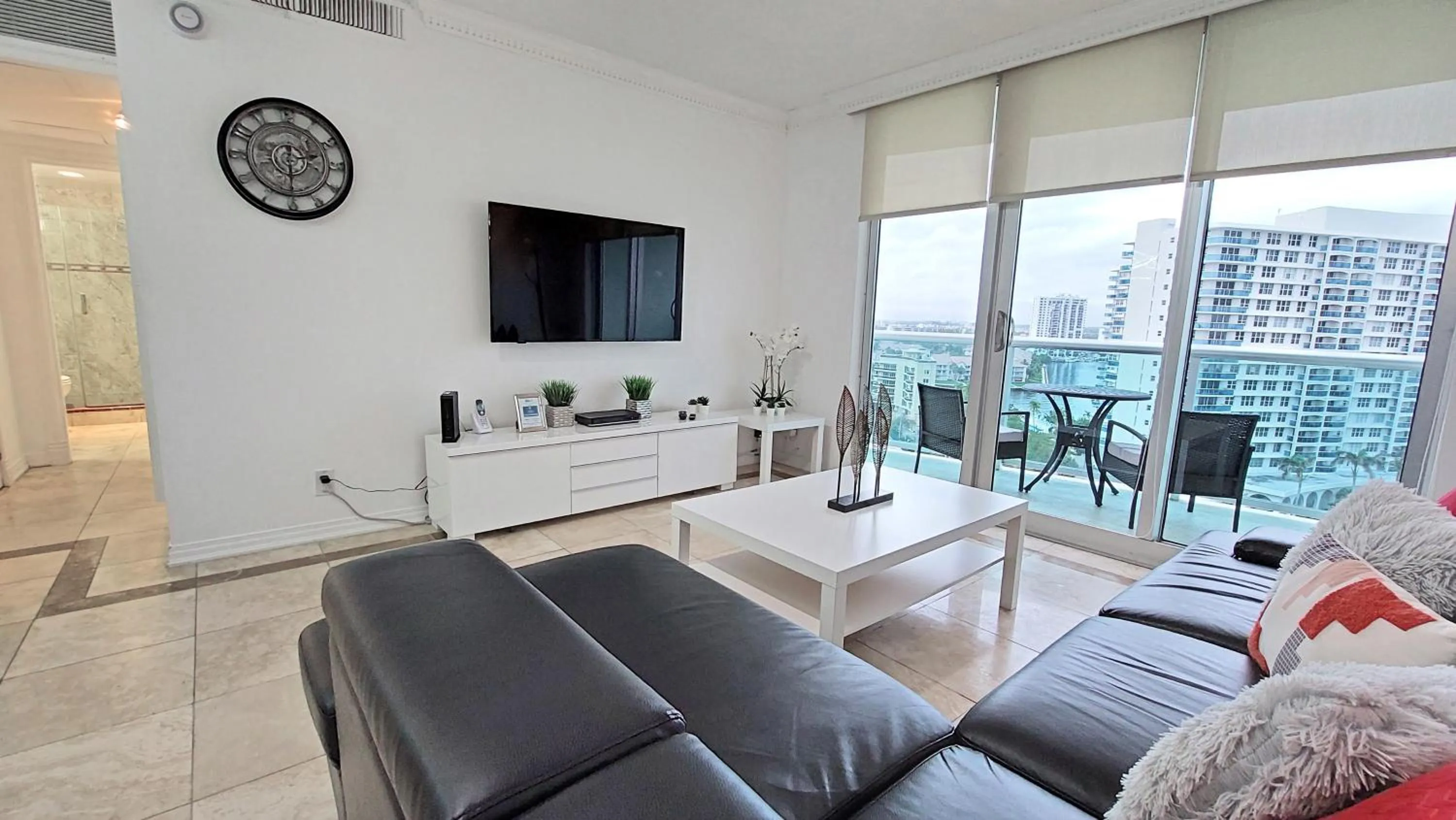 Balcony/Terrace in The Tides Apartments on the beach