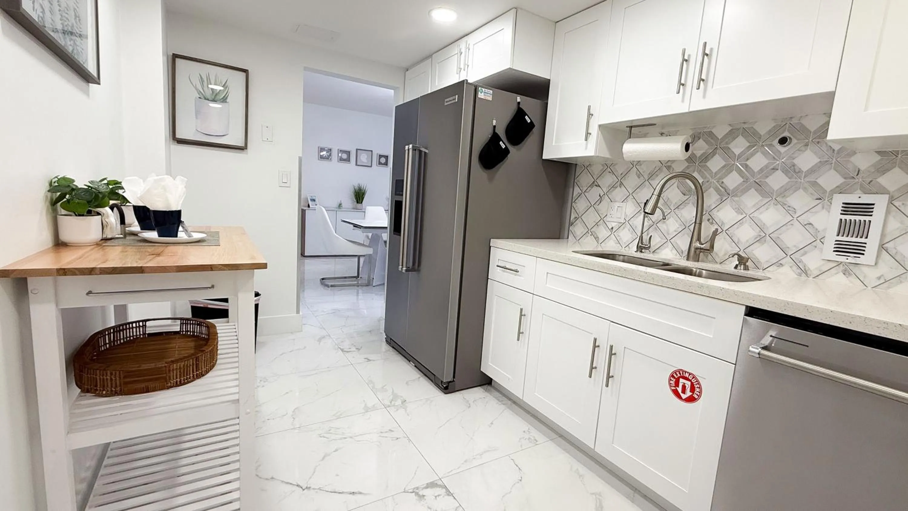 Kitchen or kitchenette in The Tides Apartments on the beach