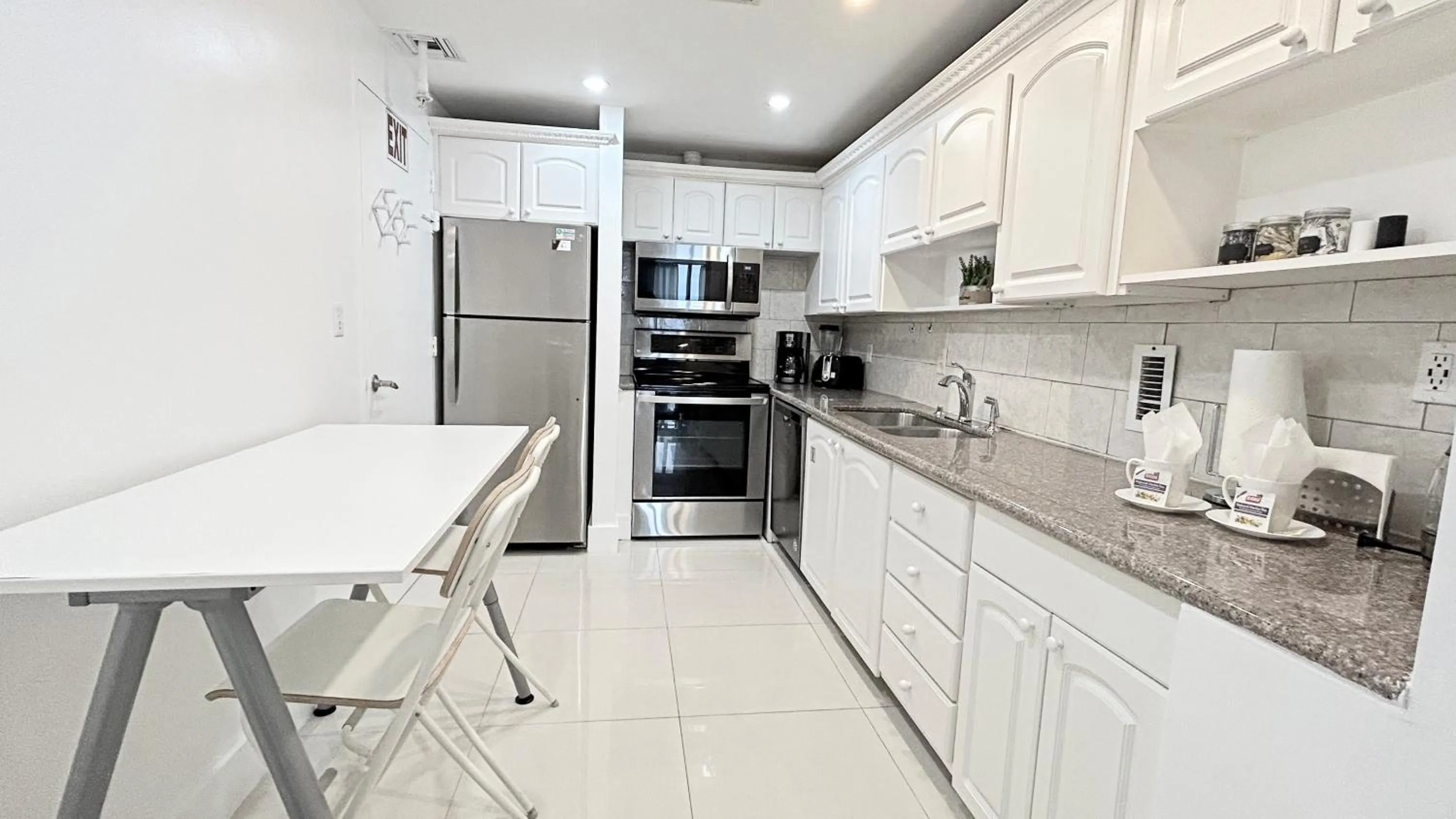 Kitchen or kitchenette in The Tides Apartments on the beach