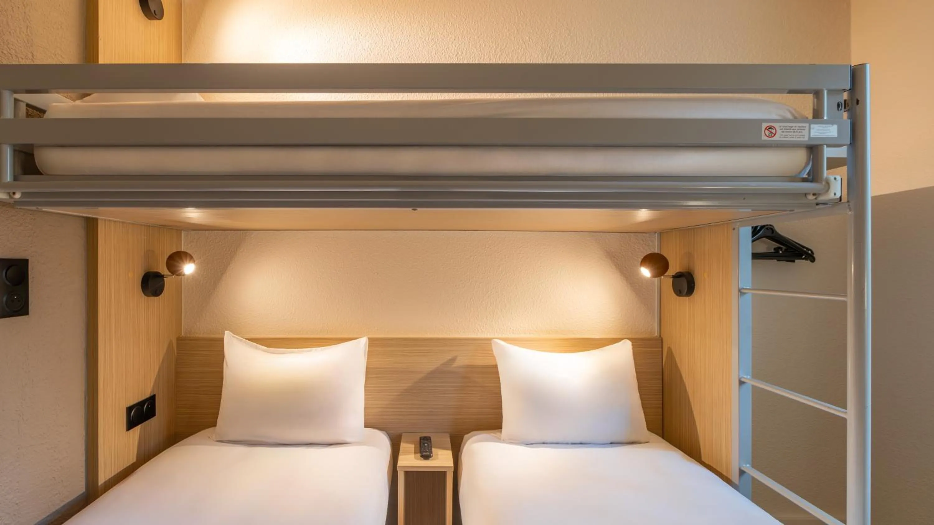 Bed in Première Classe Paris Ouest - Pont de Suresnes