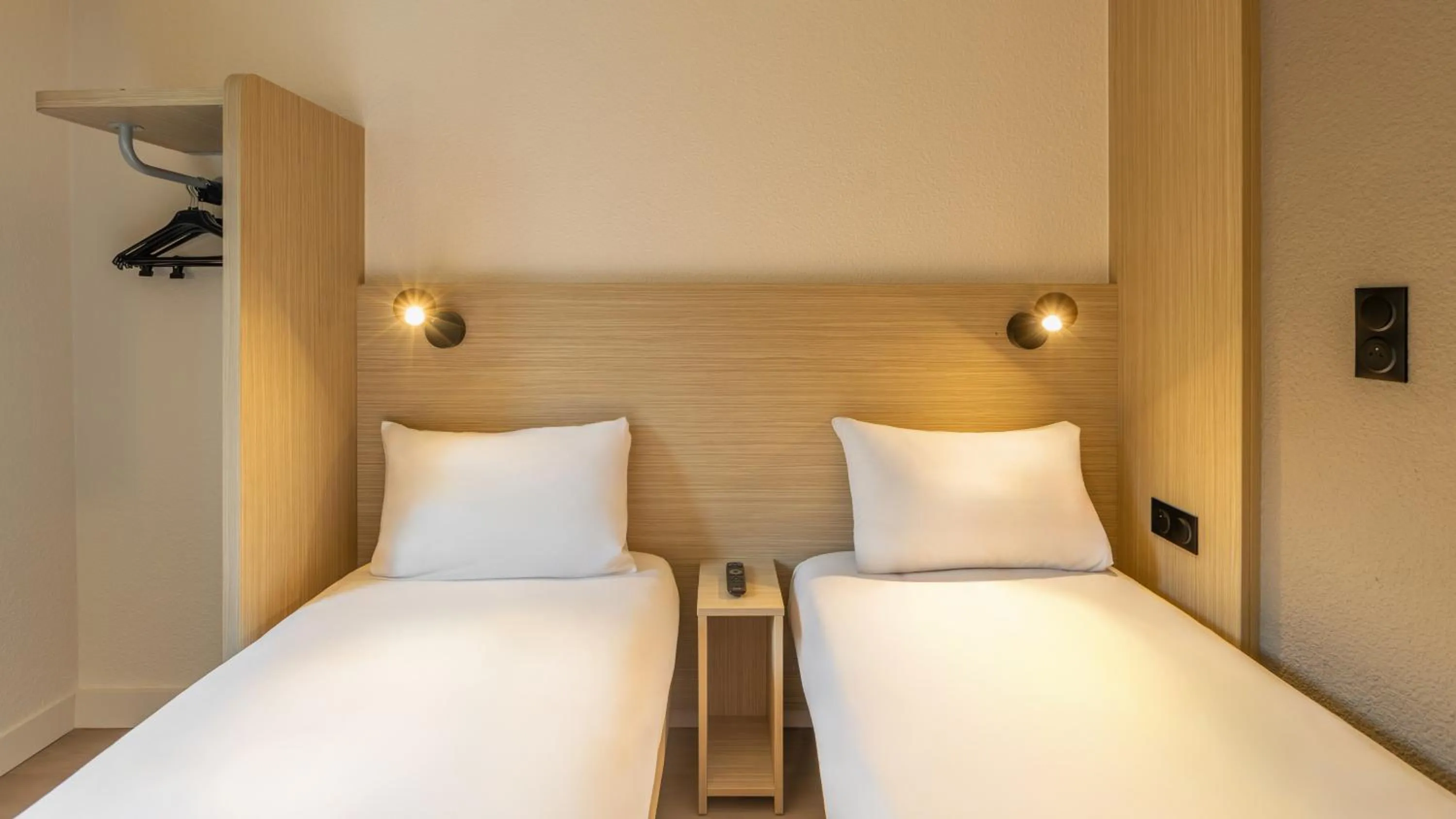 Bed in Première Classe Paris Ouest - Pont de Suresnes