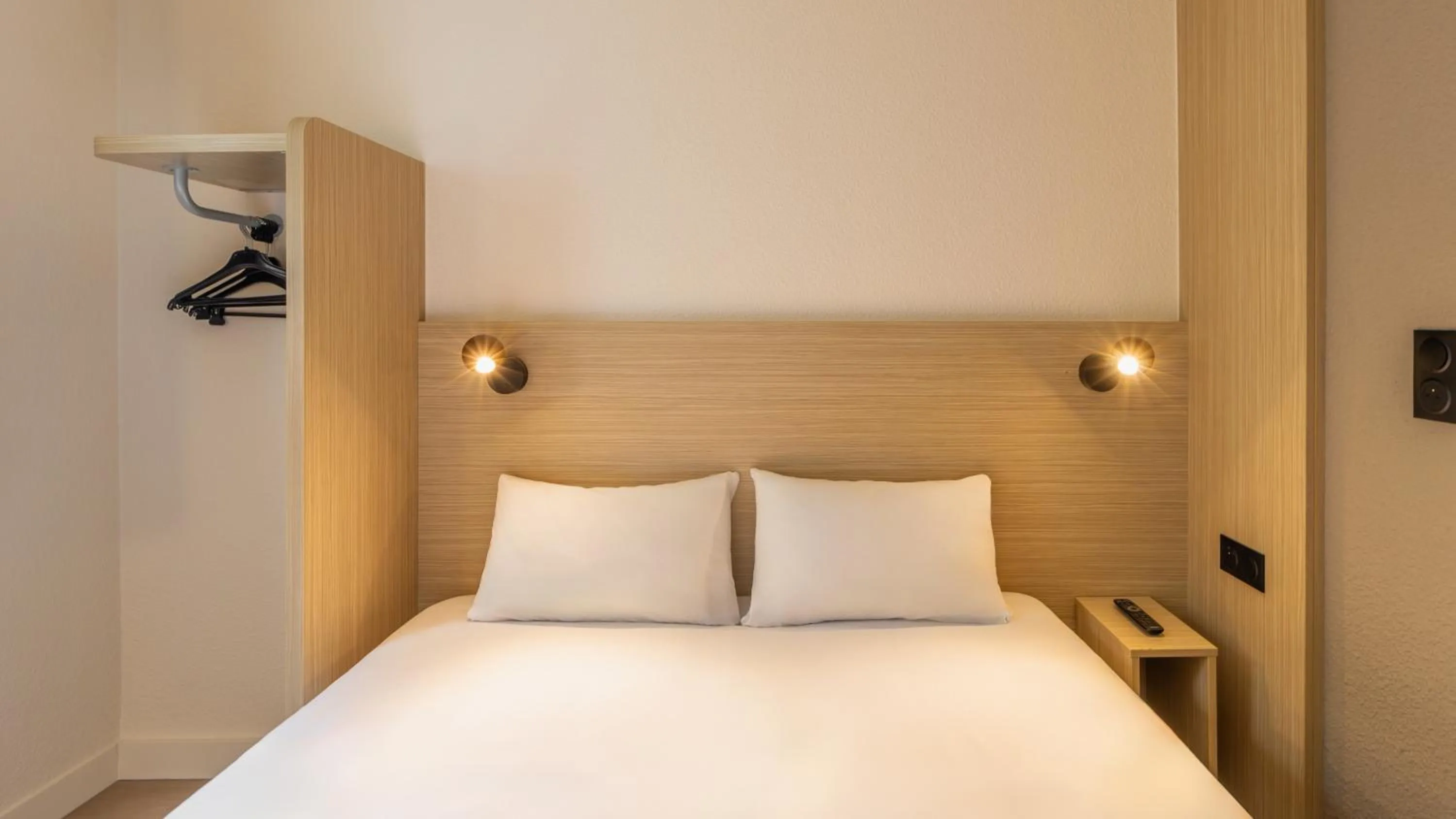 Bed in Première Classe Paris Ouest - Pont de Suresnes