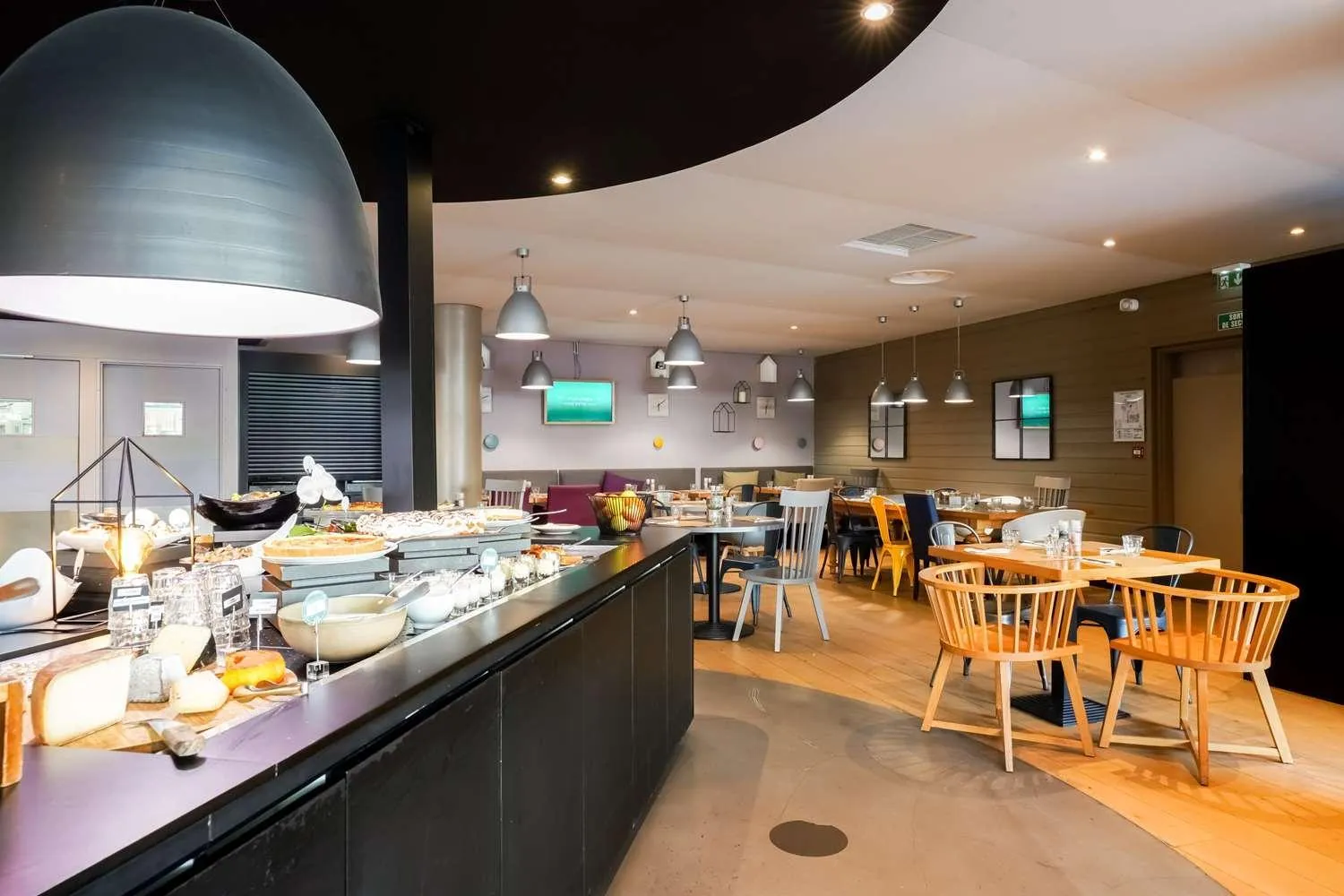 Restaurant/places to eat in Première Classe Paris Ouest - Pont de Suresnes